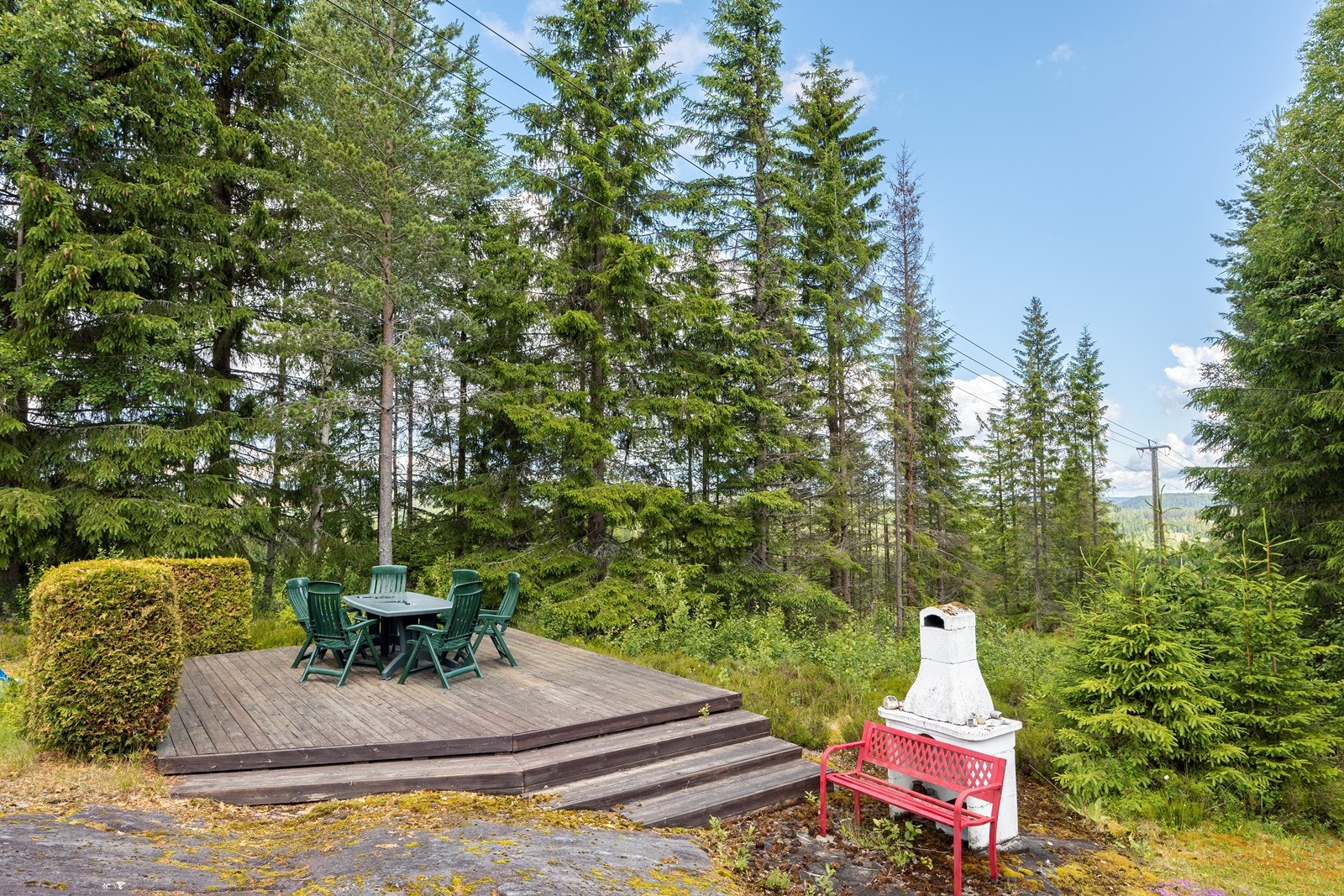 Ved skogkanten er det etablert en frittliggende uteplass på ca. 23 kvm med tredekke og utepeis. Galleribilde