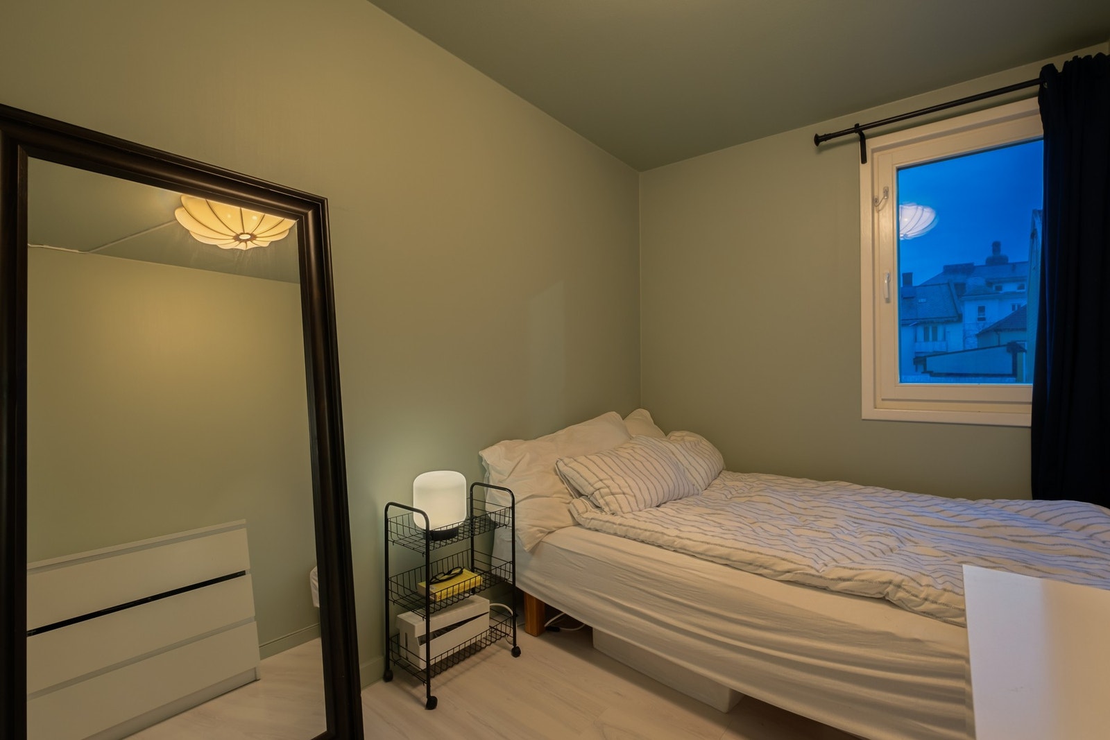 Stort soverom, med plass til dobbeltseng og garderobe Galleribilde