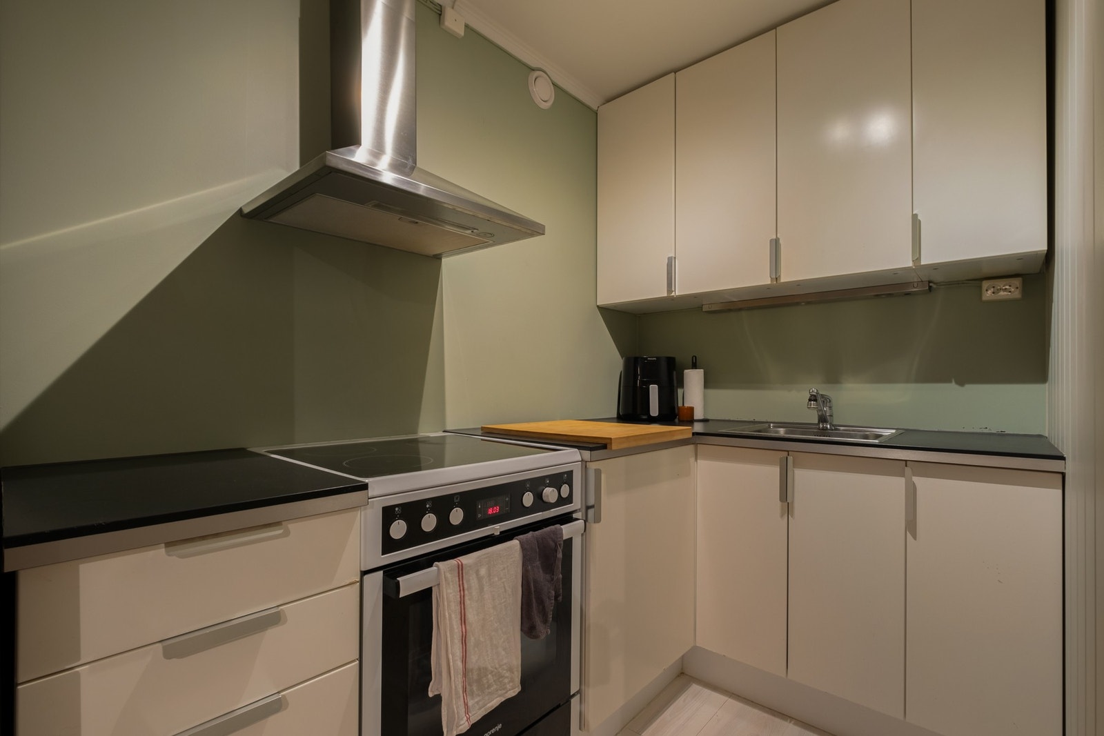 Pent og moderne kjøkken. God med både skapplass og flere gode arbeidsplasser Galleribilde