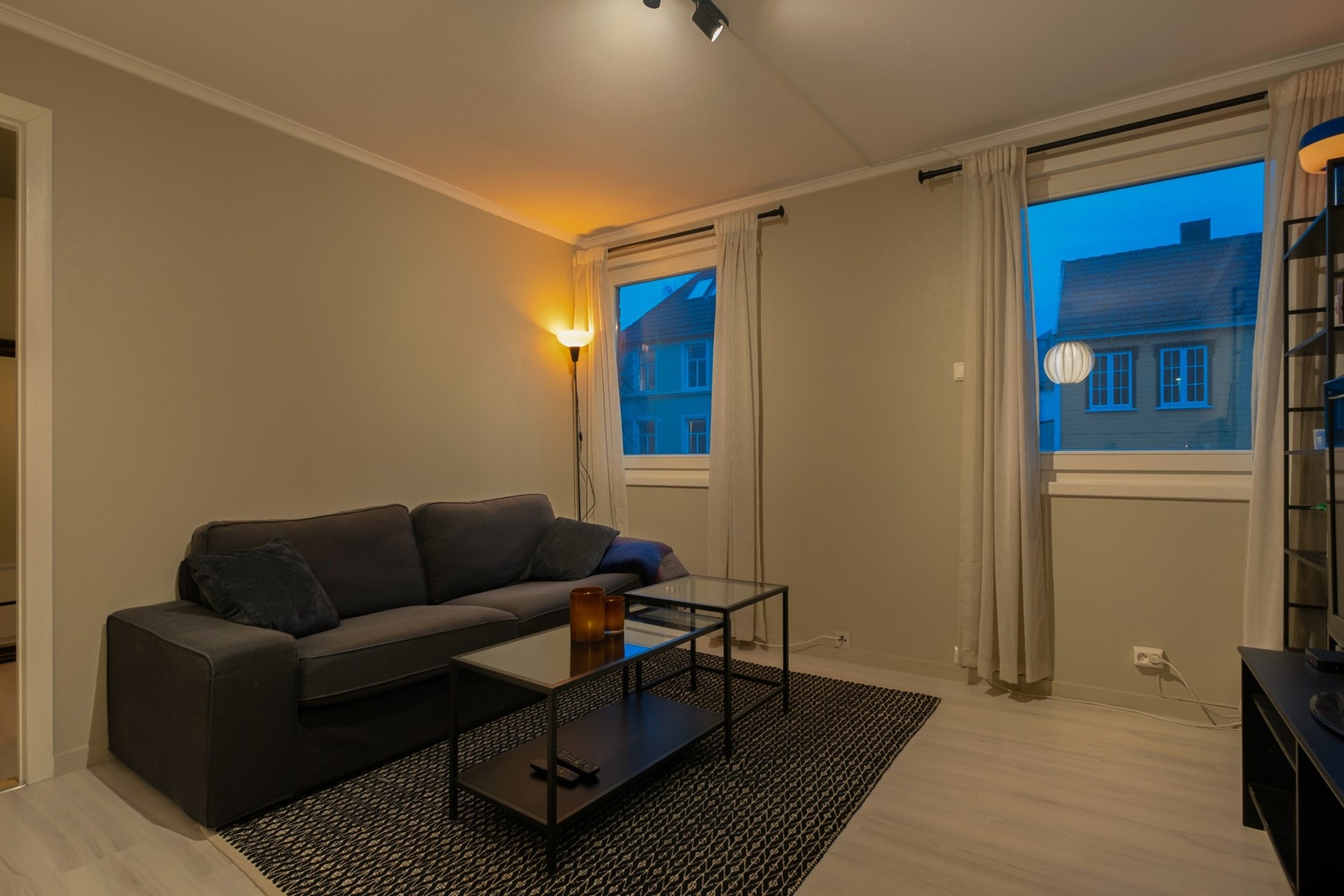 Store vinduer, gir leiligheten gir godt med naturlig lysinnslipp Galleribilde