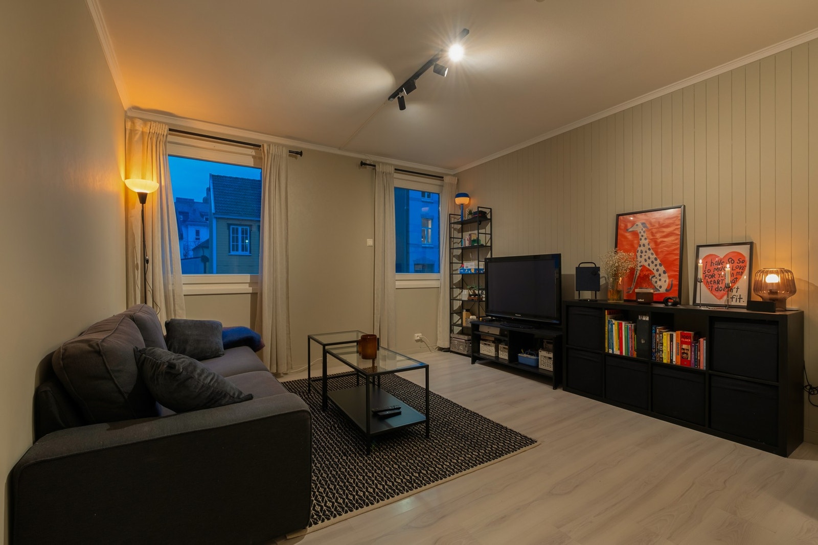 Stuen er romslig, på nesten 20 kvm. Dette gir god plass til flere møbleringsmuligheter Galleribilde