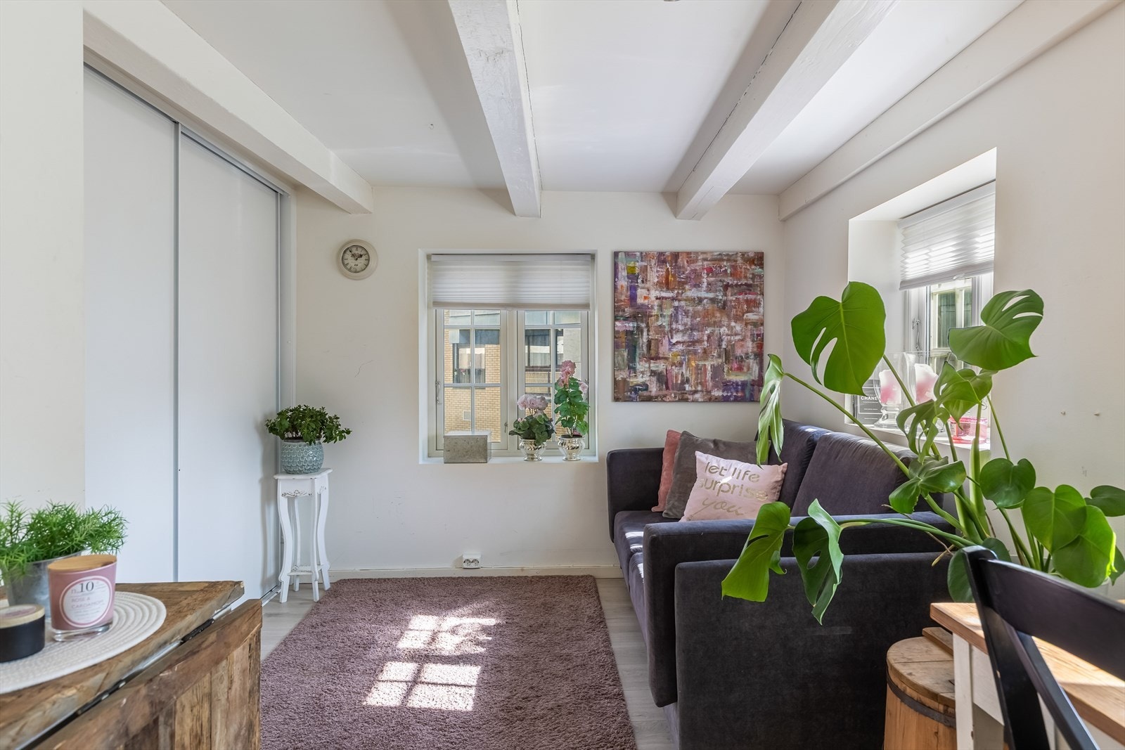 Soverom i hoveddelen U. etg. med garderoberom bak skyvedører Galleribilde