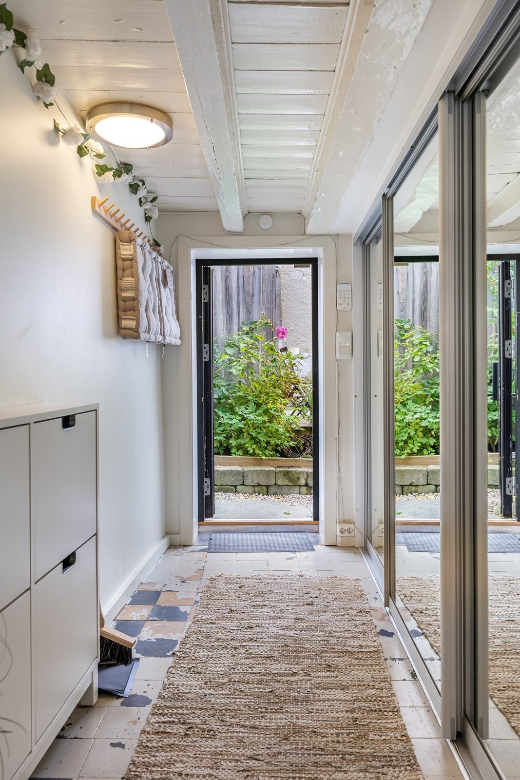 Gang like inn fra bakhagen. Praktisk skyvedørsgarderobe Galleribilde