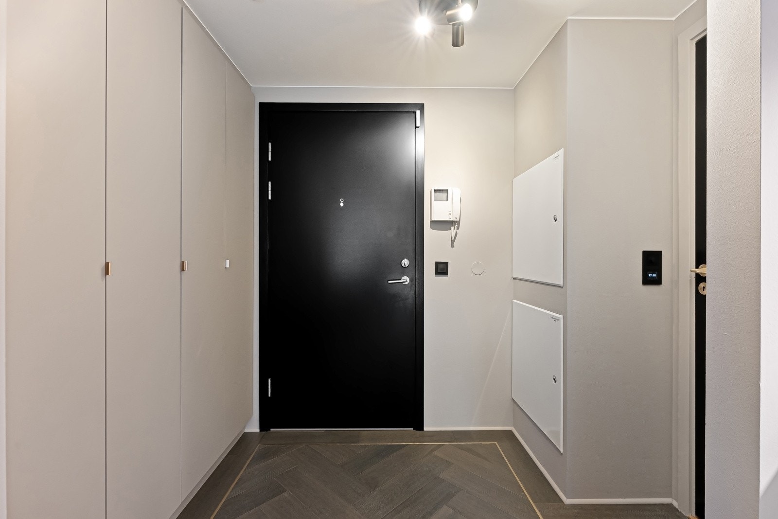 Boligen ligger høyt og fritt til i byggets 6.etasje og har heis- og trappeadkomst til etasjeplan Galleribilde