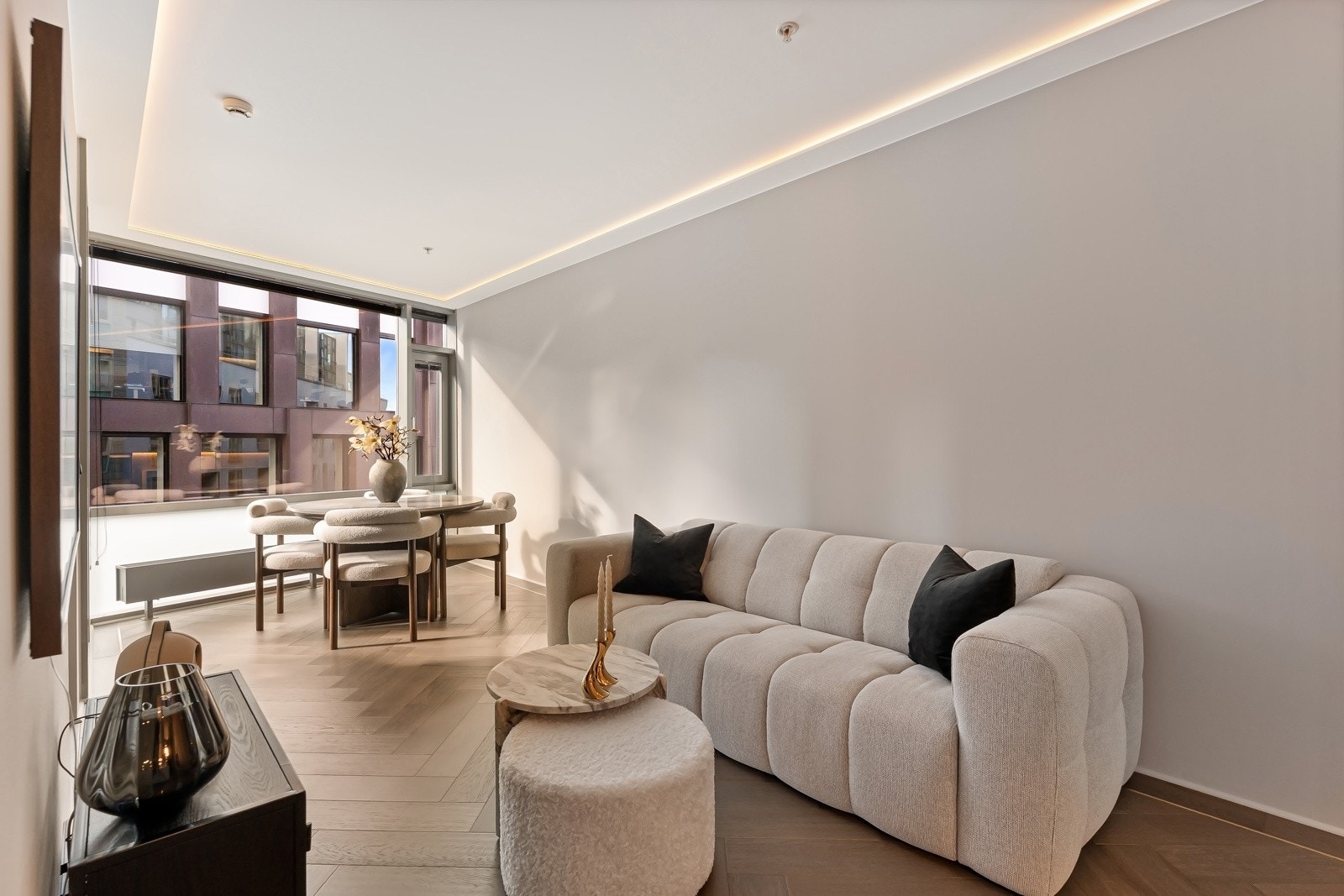 Det er lagt ny fiskebenparkett fra Nordic Flooring med gullist i sidekant og alle vegger er sparklet, pusset og malt Galleribilde