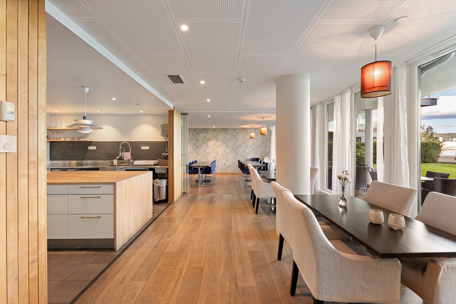 Her har du også tilgang til et utvalg av dagens aviser, kaffe og te, samt fri tilgang til trådløst nettverk Galleribilde