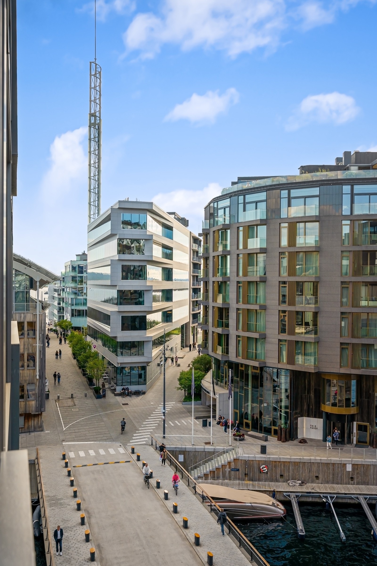 Balkongen har fin utsikt over nærområdet med moderne bebyggelse Galleribilde