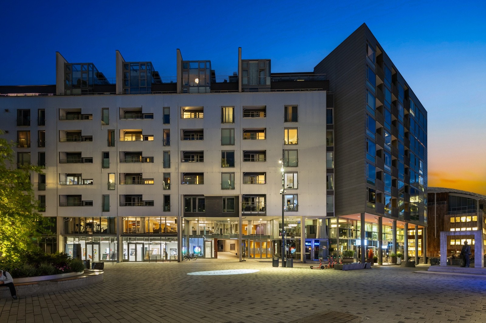 Unik arkitektur, flotte uteområder og et stort utvalg av serveringssteder kjennetegner området Galleribilde