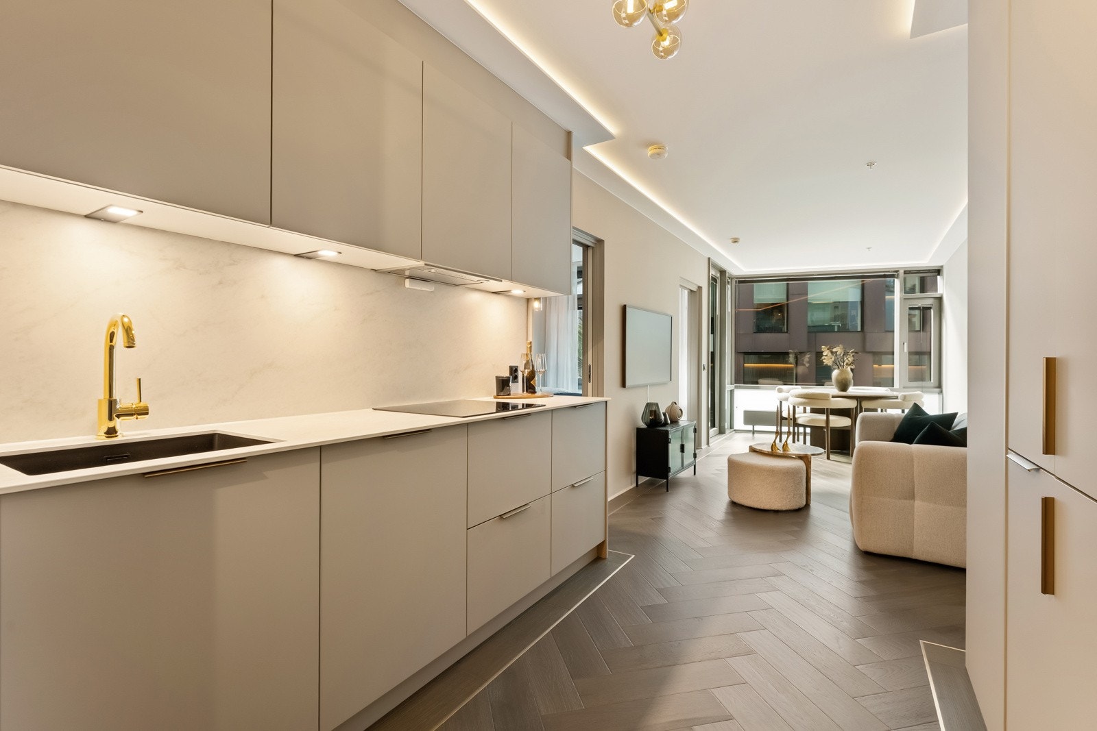 Kjøkkeninnredning fra Kvik har glatte fronter, benkeplate og oppvaskkum av kompositt Galleribilde