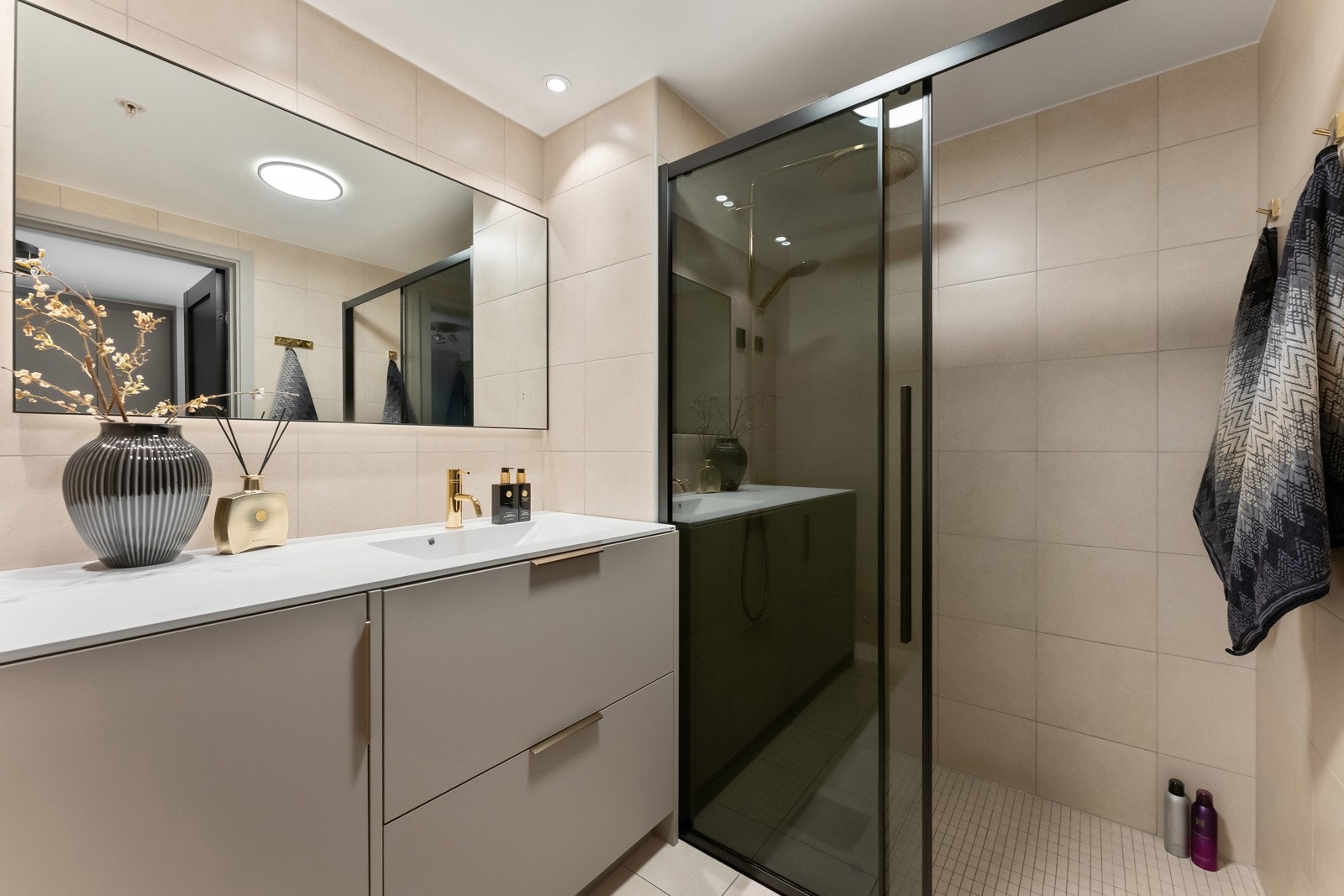 Badet har originale fliser på gulv og vegger og innredet med nytt toalett, dusjvegg, armatur, speil og utstyr fra Kvik Galleribilde