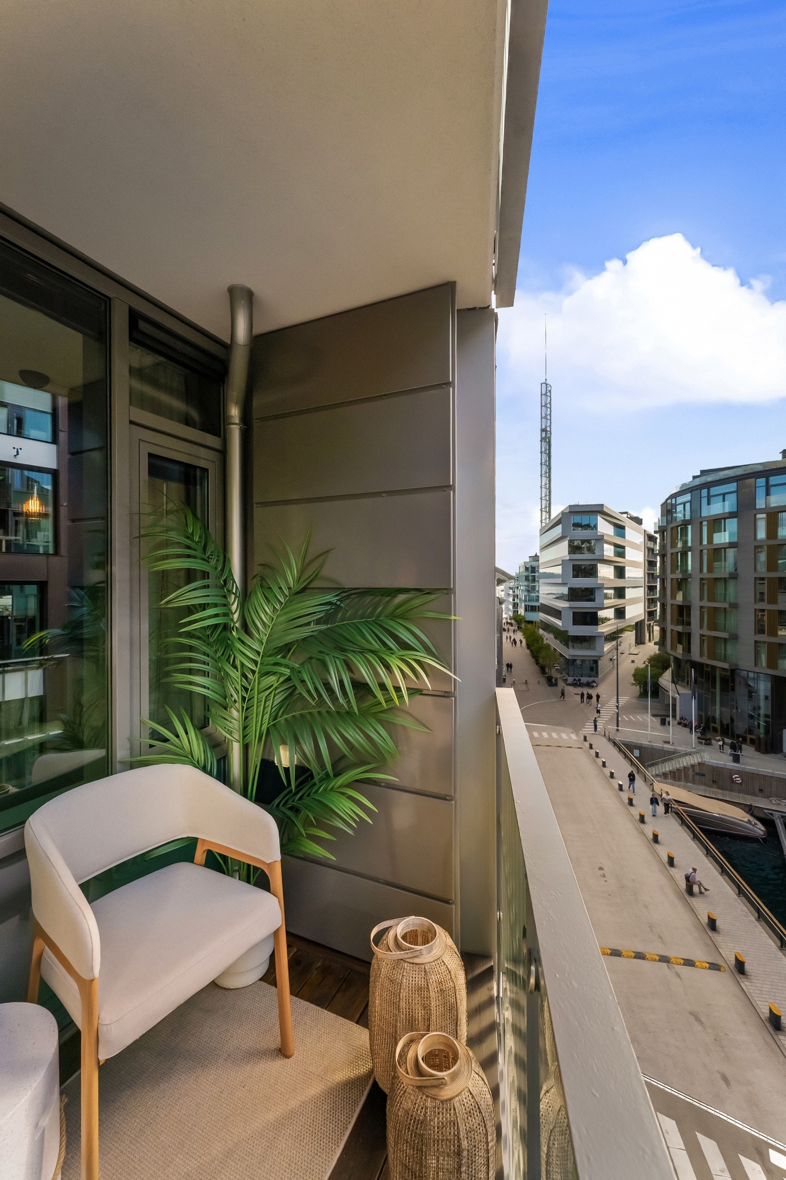 Uteplassen fungerer som en fin forlengelse av stuen på varme sommerdager Galleribilde