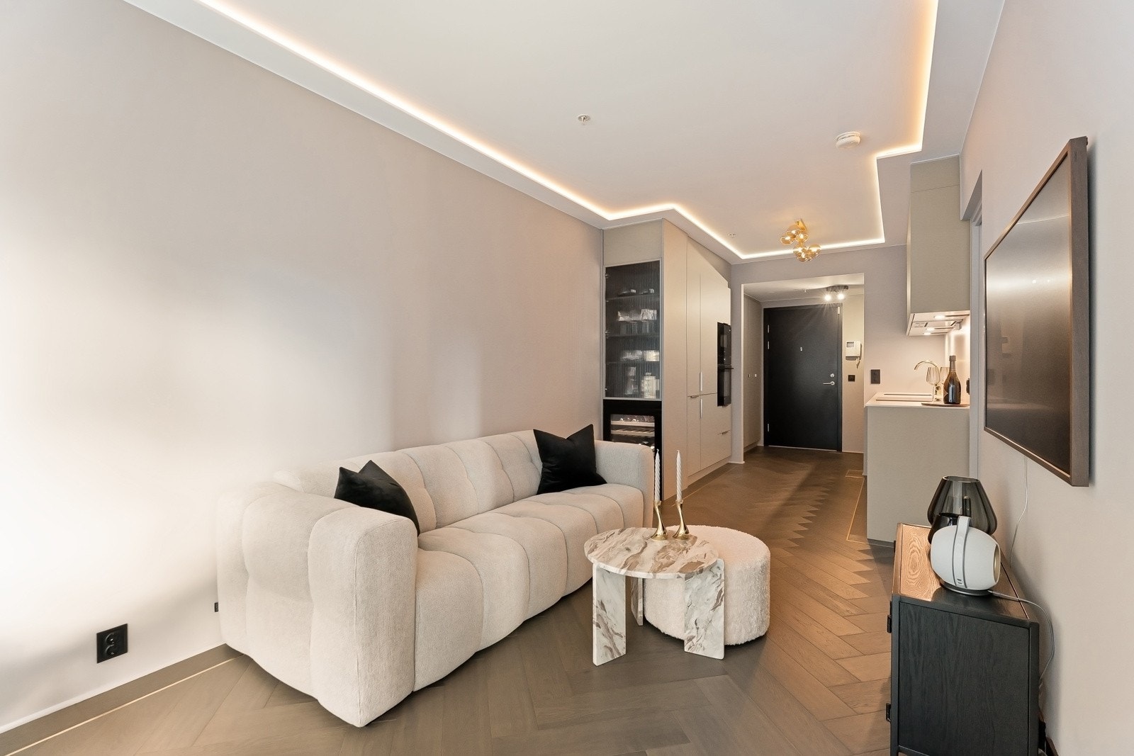 Leiligheten kommer ferdig møblert med møbler fra Bohus og luksuriøse detaljer Galleribilde