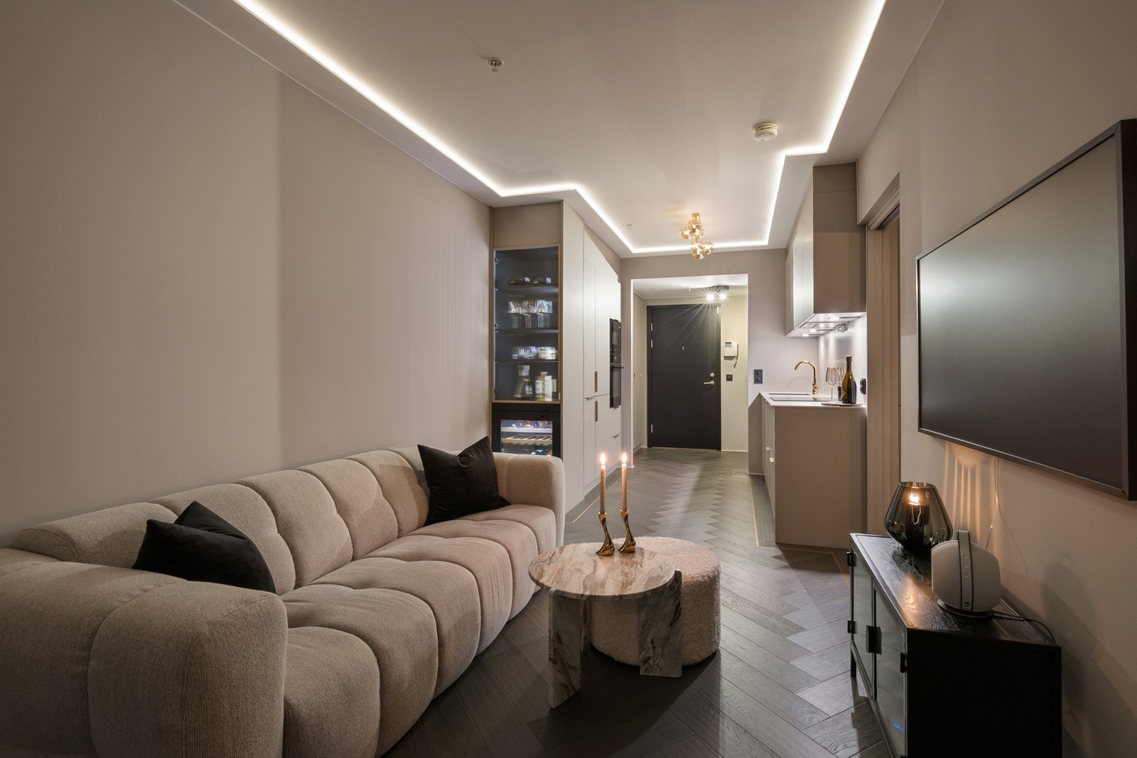 I ytterkanten av stuen er deler av taket nedforet med integrerte LED-lys Galleribilde