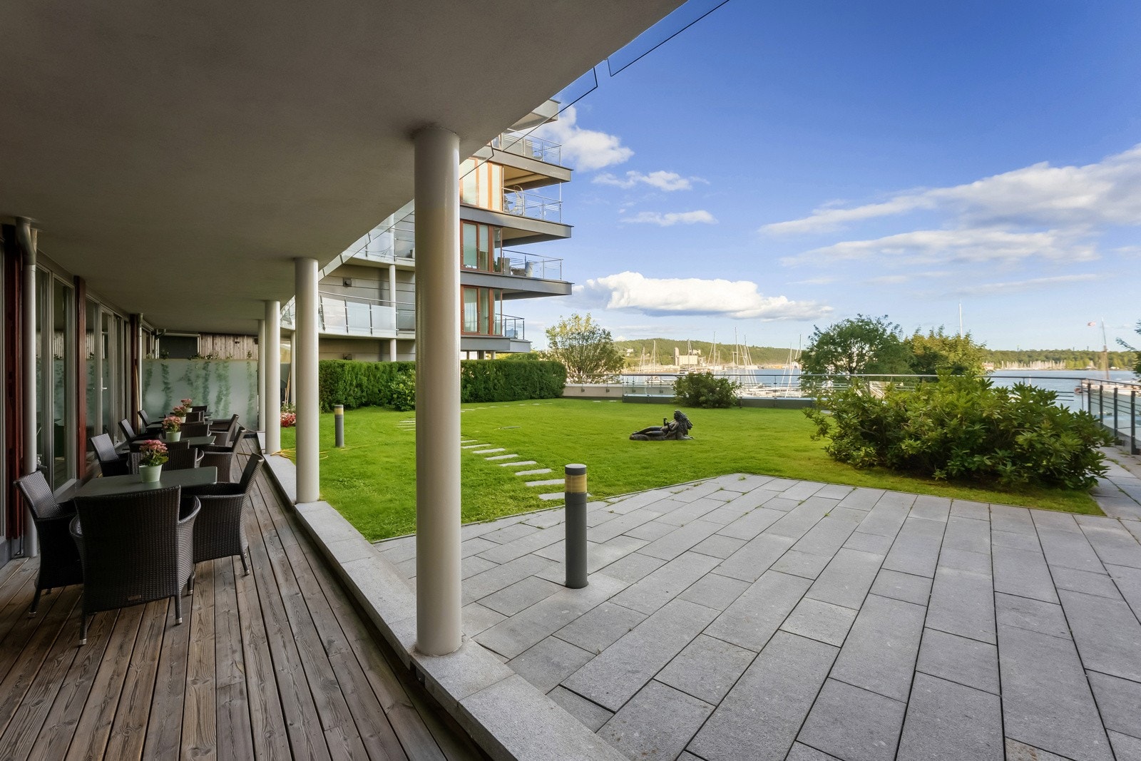 Inngangsparti med hyggelig grøntområde til glede for beboerne Galleribilde