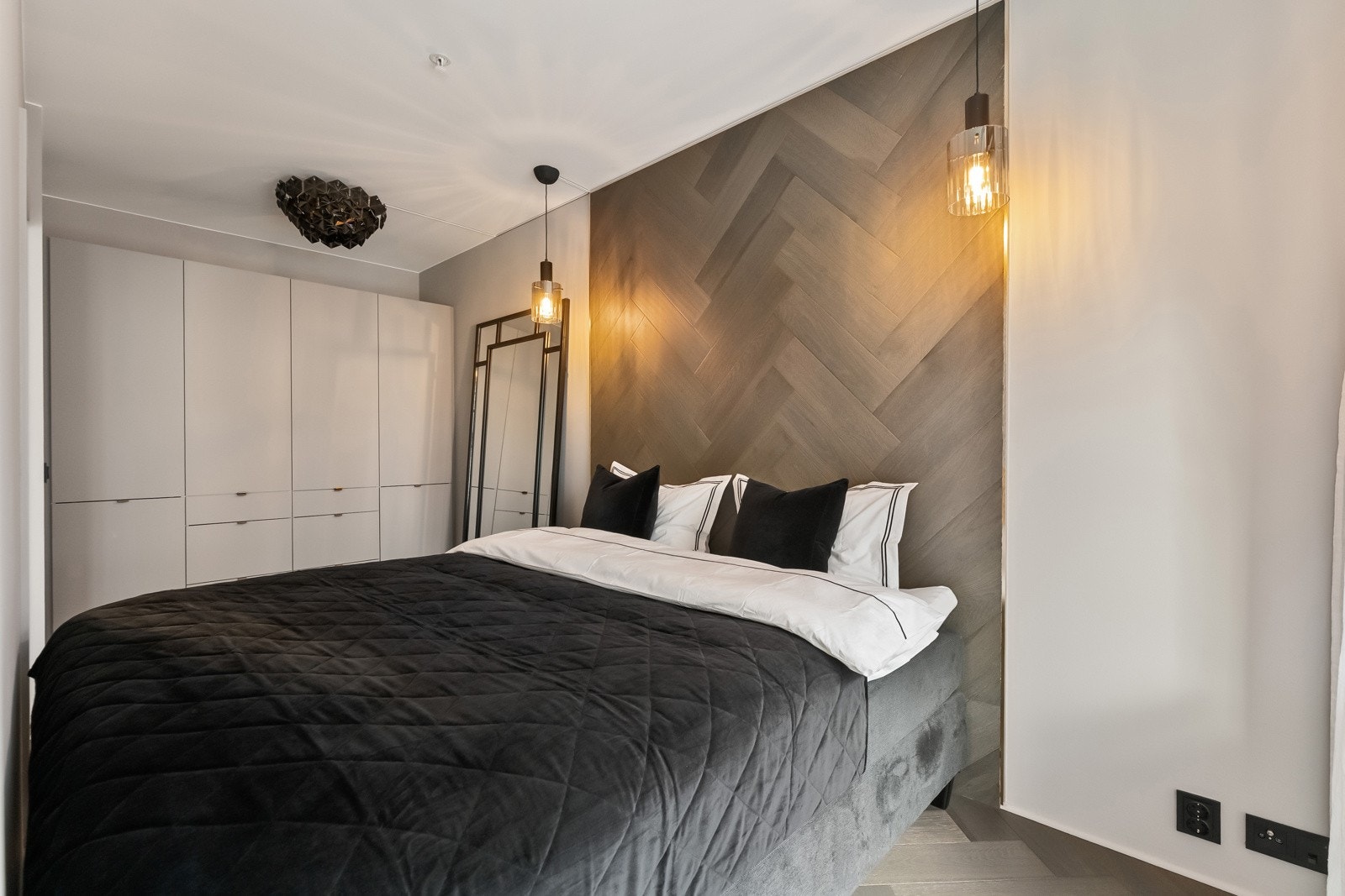 Soverommet har to innganger og er innredet med garderobeskap Galleribilde