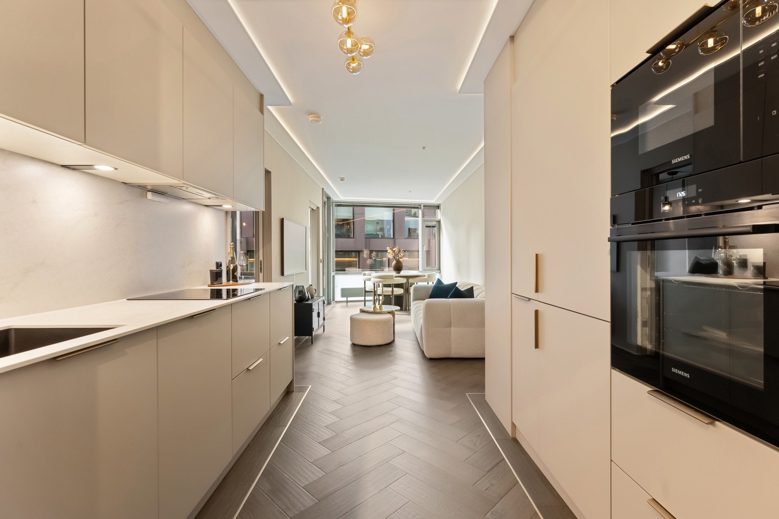 Integrerte hvitevarer inkluderer platetopp, komfyr, oppvaskmaskin, kjøl/frys, vinskap Galleribilde