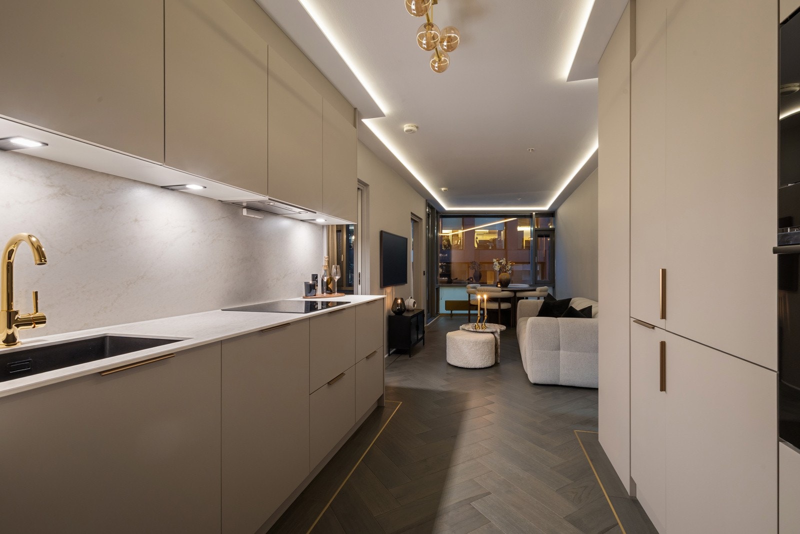 Over kjøkkenbenken er det godt med belysning samt rikelig med oppbevaringsplass i skuffer og skap Galleribilde