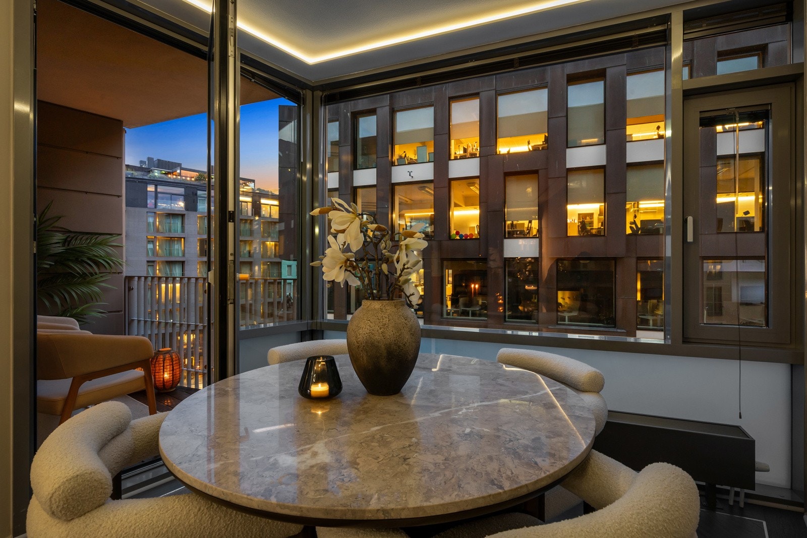 Leiligheten fra 2008 har vannbåren varme og holder en gjennomgående god standard Galleribilde