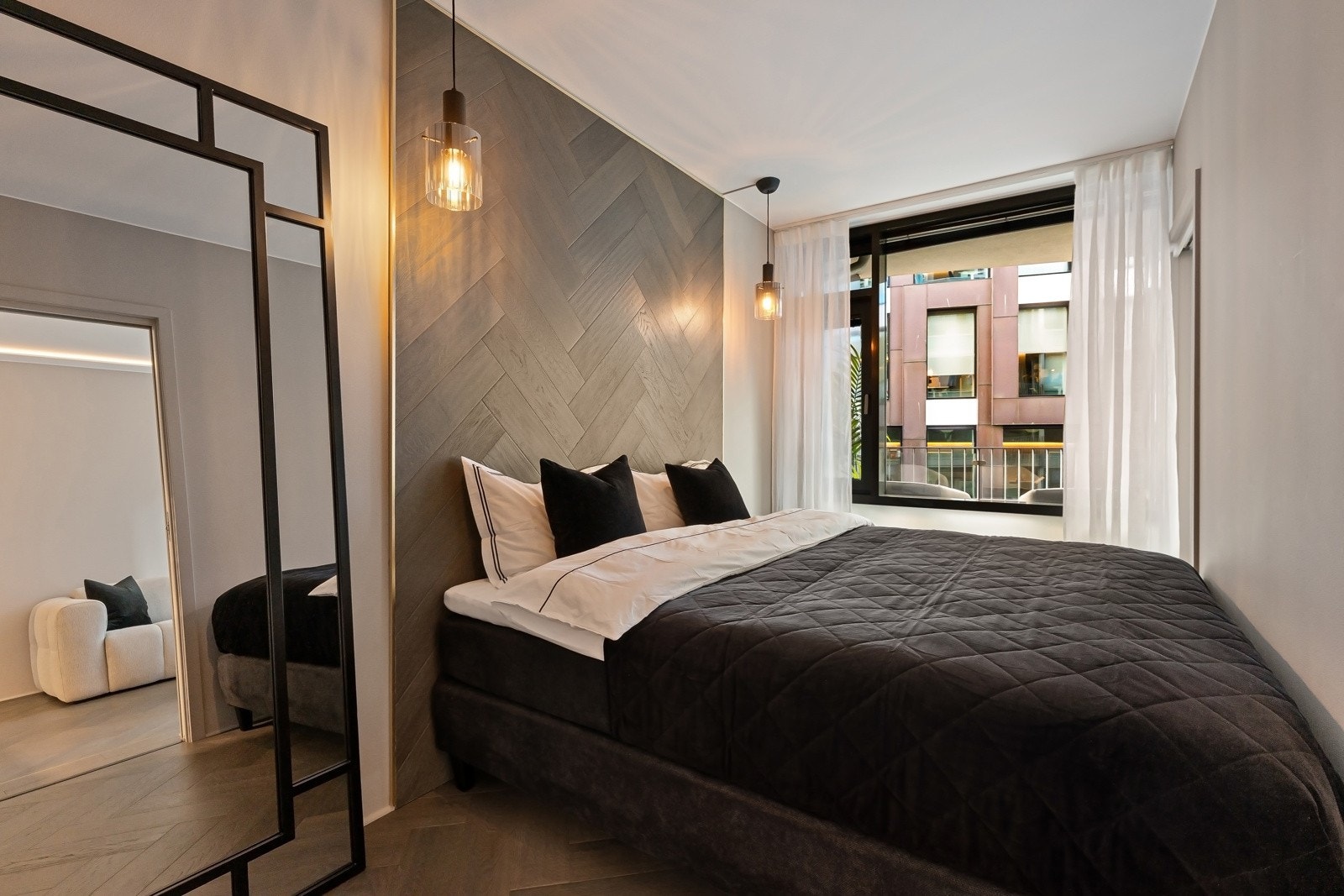 Leiligheten har et romslig soverom med god plass til dobbeltseng og nattbord på hver side Galleribilde