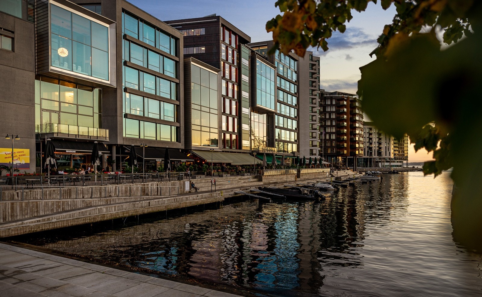 Tjuvholmen det ideelle stedet for deg som vil bo ved sjøen - midt i byen, med unik arkitektur, flotte uteområder og et stort utvalg av serveringssteder og butikker Galleribilde