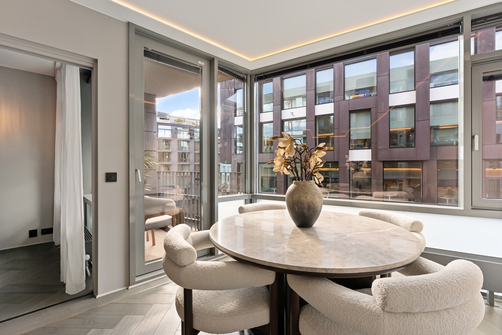 Det kommer rikelig med naturlig lys gjennom store vindusflater Galleribilde