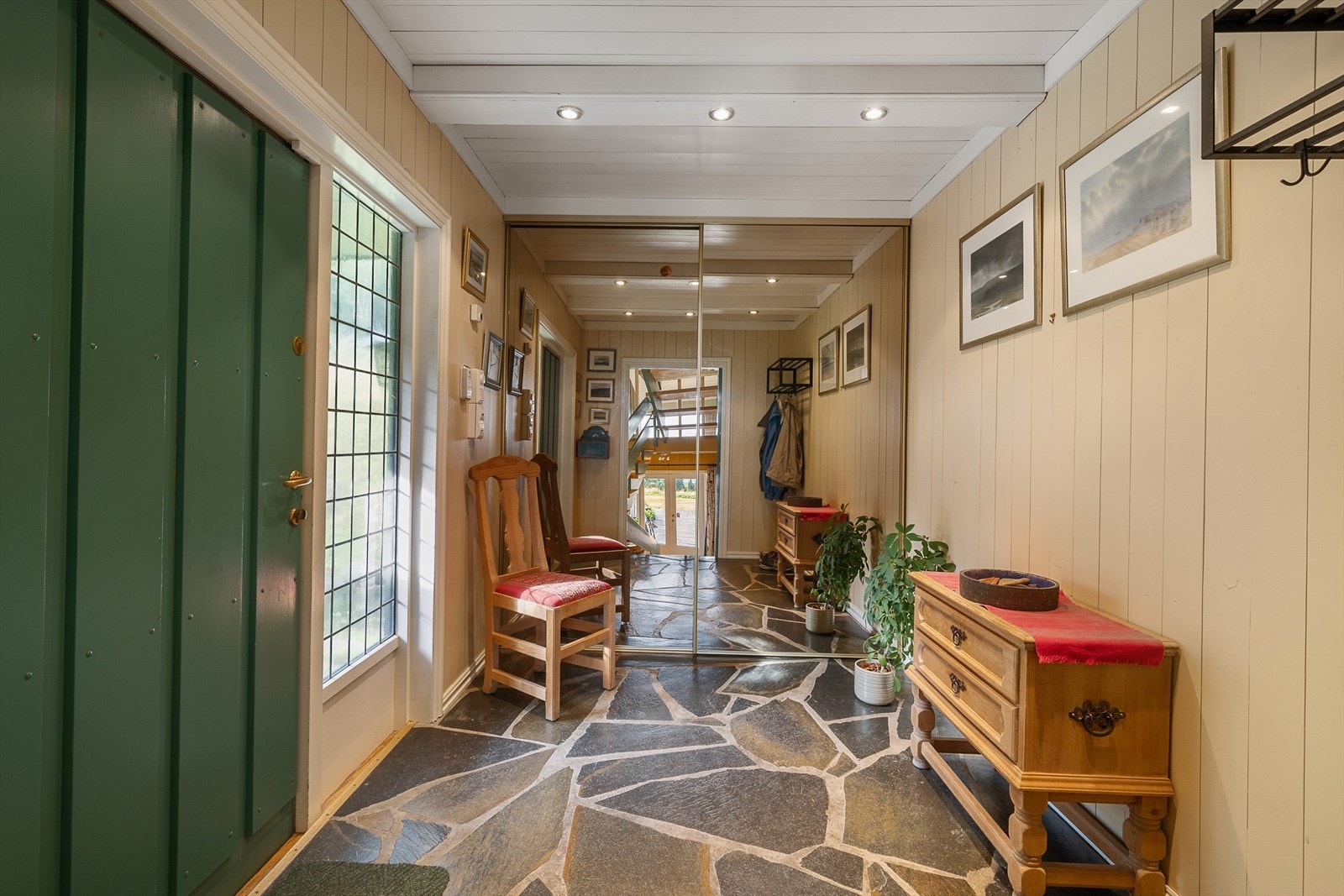 Romslig gang med god plass til å ta av sko og yttertøy. Galleribilde