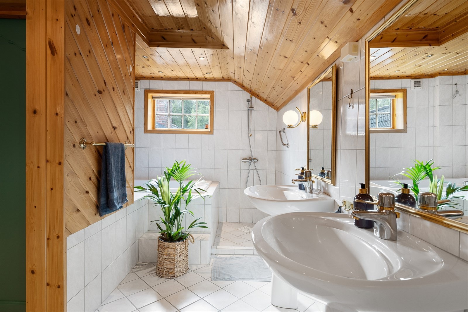 To servanter og innkasset badekar på dette badet. Galleribilde