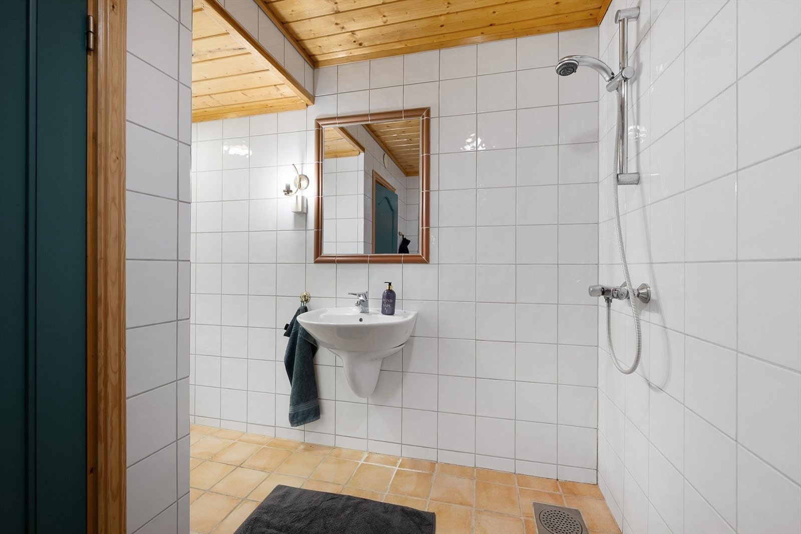 Eiendommen har to bad. Dette er badet nede. Galleribilde
