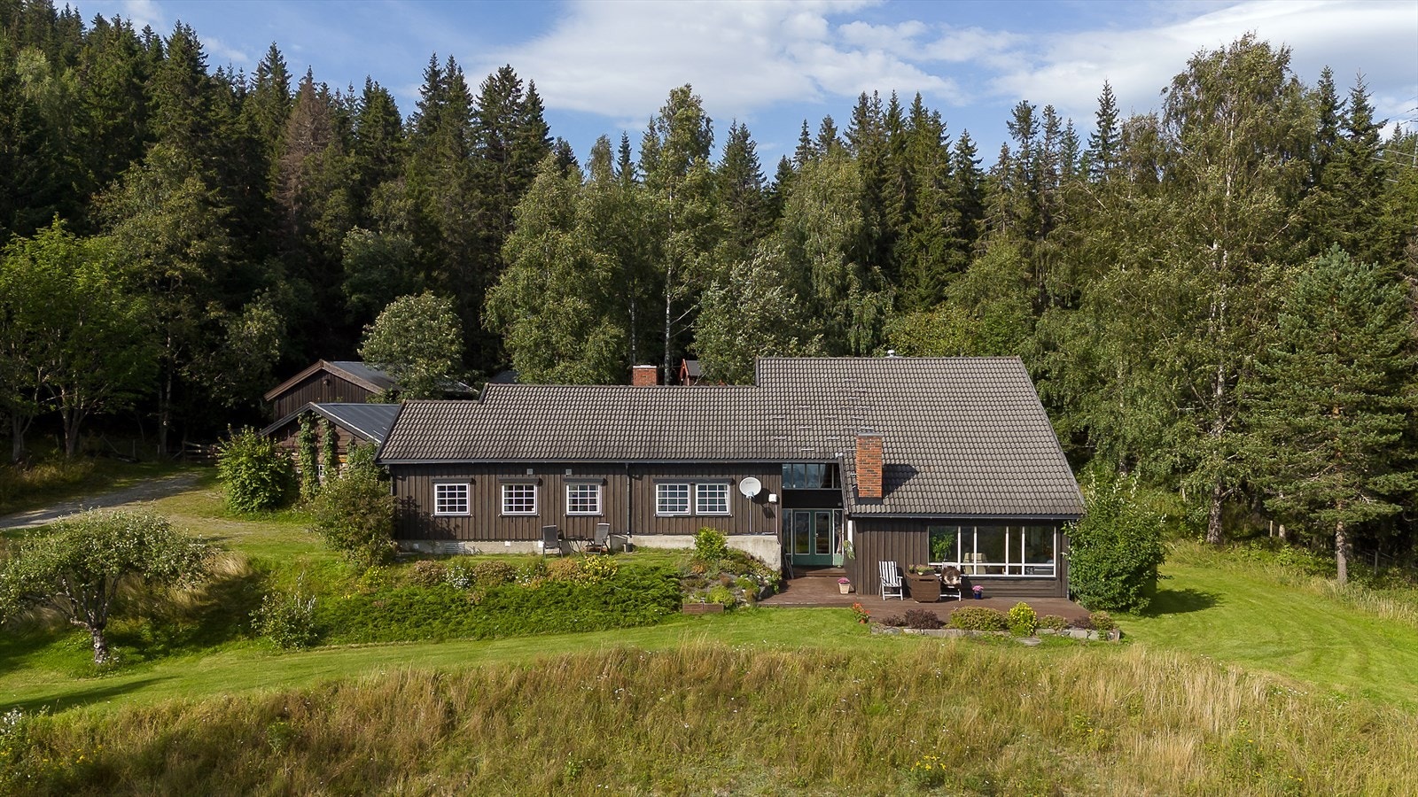 Vestvendt beliggenhet med utsyn uten innsyn. Galleribilde