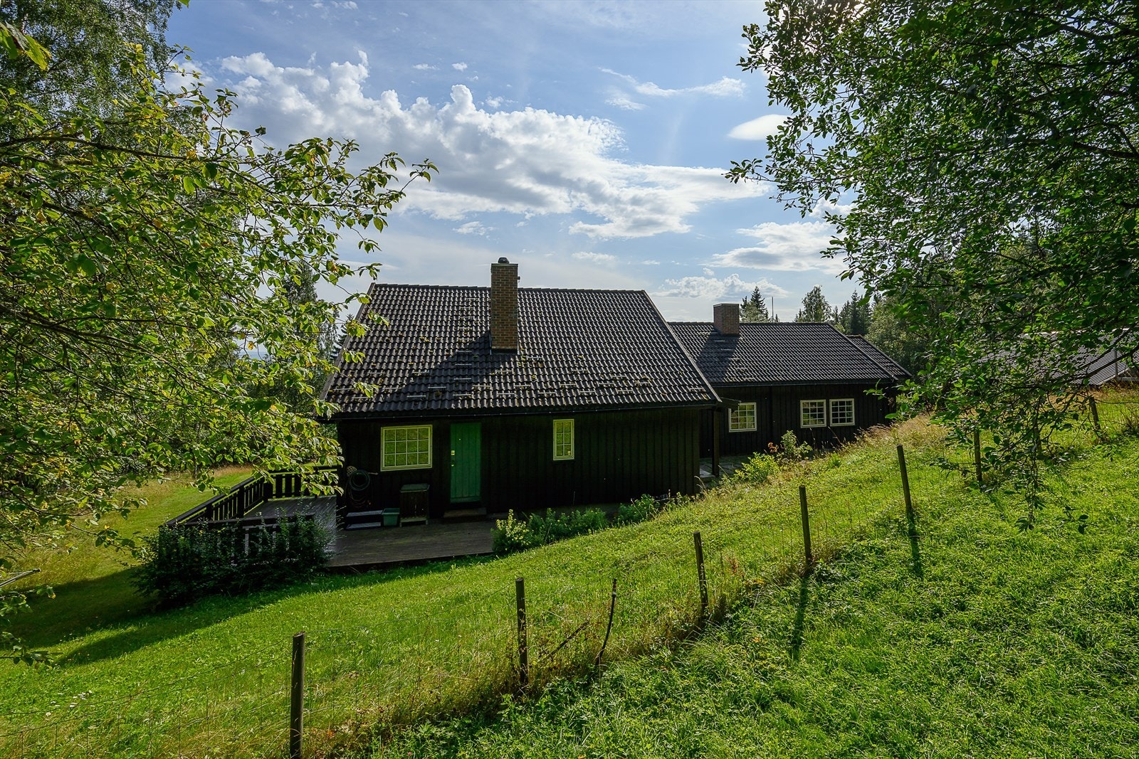Terrasseplatting også på bak- og kortsiden. Galleribilde
