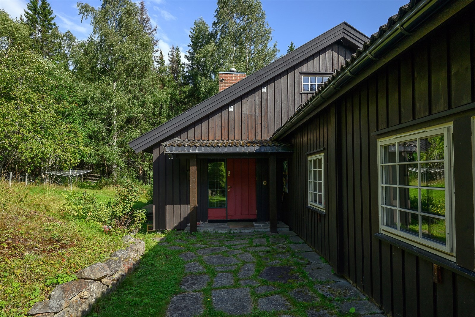 Skiferheller på bakken ved inngangspartiet. Galleribilde