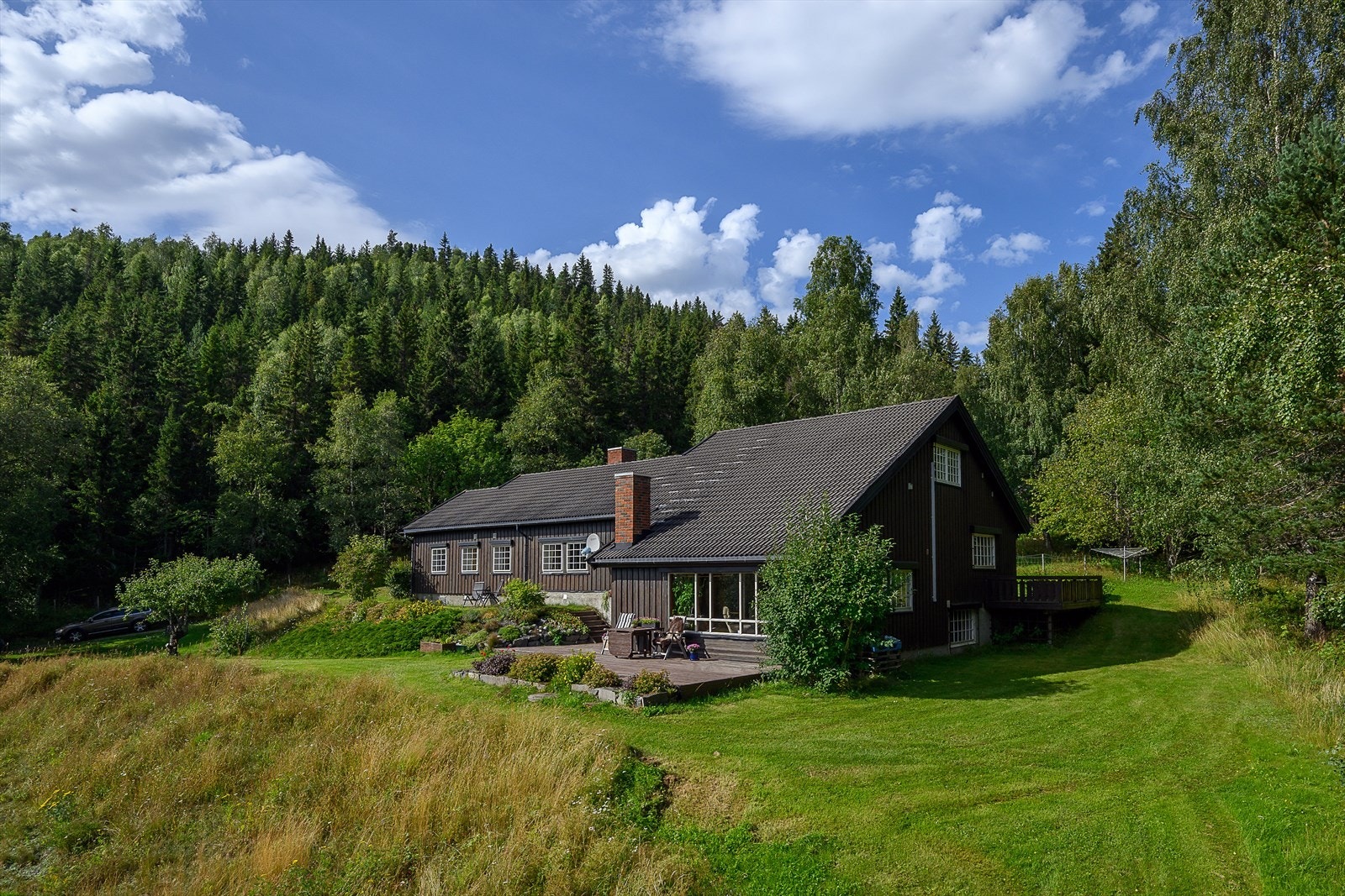 Landlig og skjermet beliggenhet med vakker utsikt over Lillehammer, Mjøsa og de omkringliggende områdene. Galleribilde