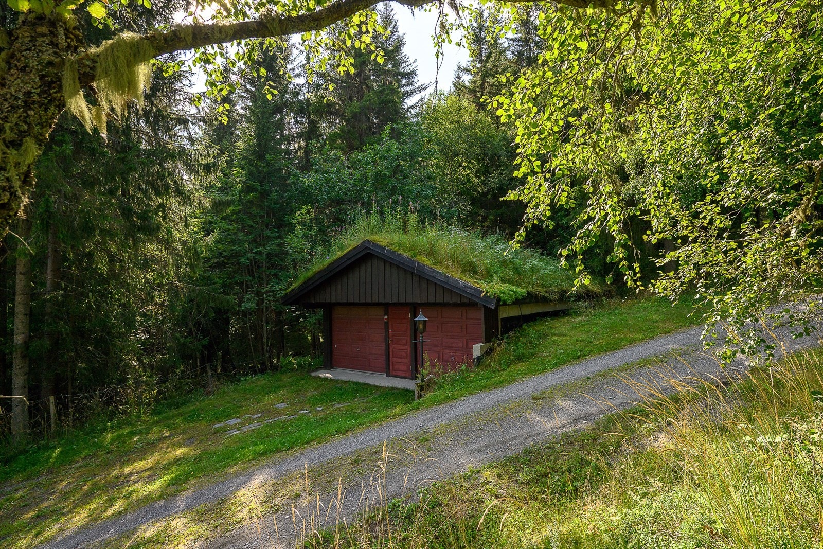 Dobbelgarasjen er beliggende litt lenger ned på tomten. Galleribilde