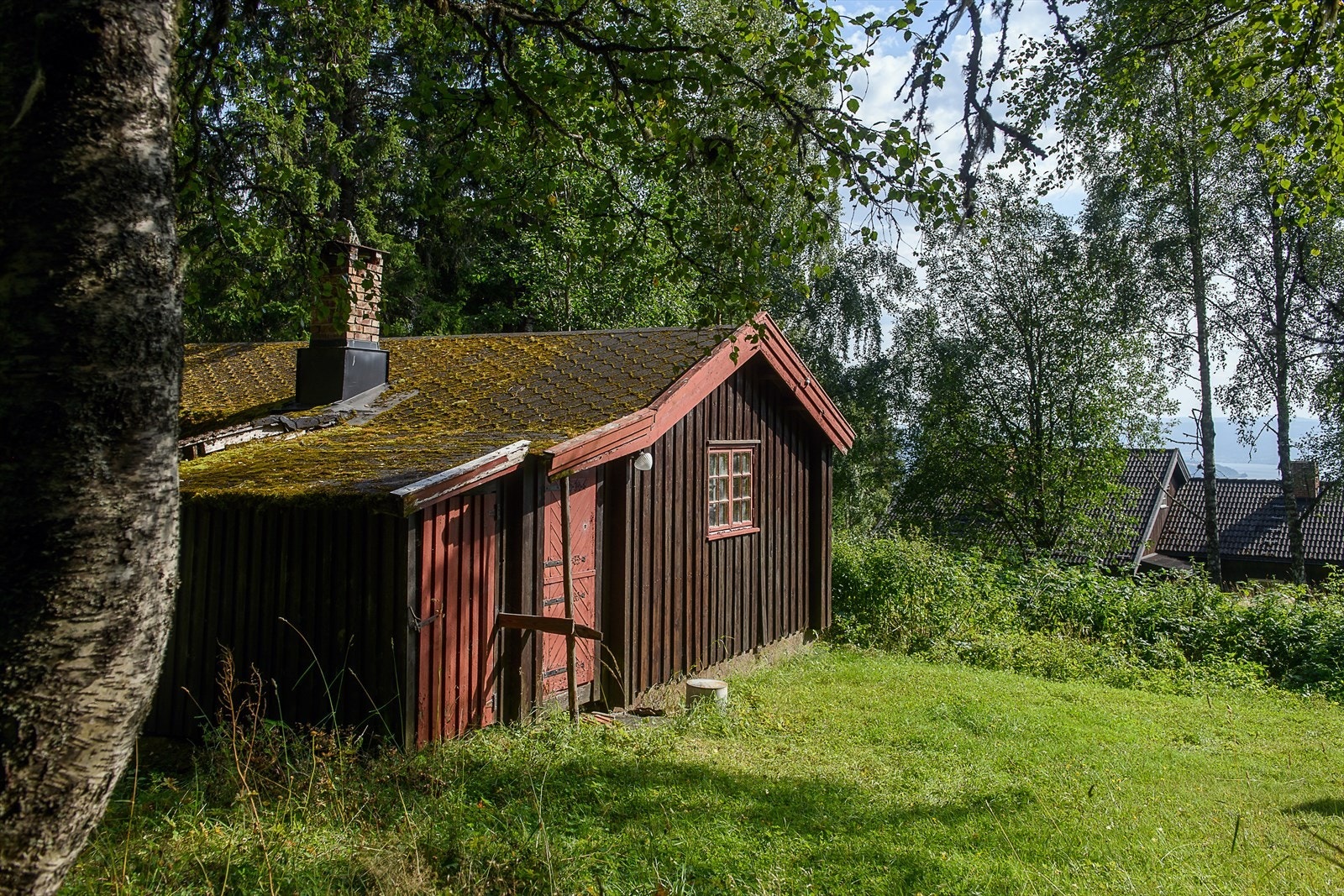 Det står et eldre hus/hytte på den andre tomten. Galleribilde
