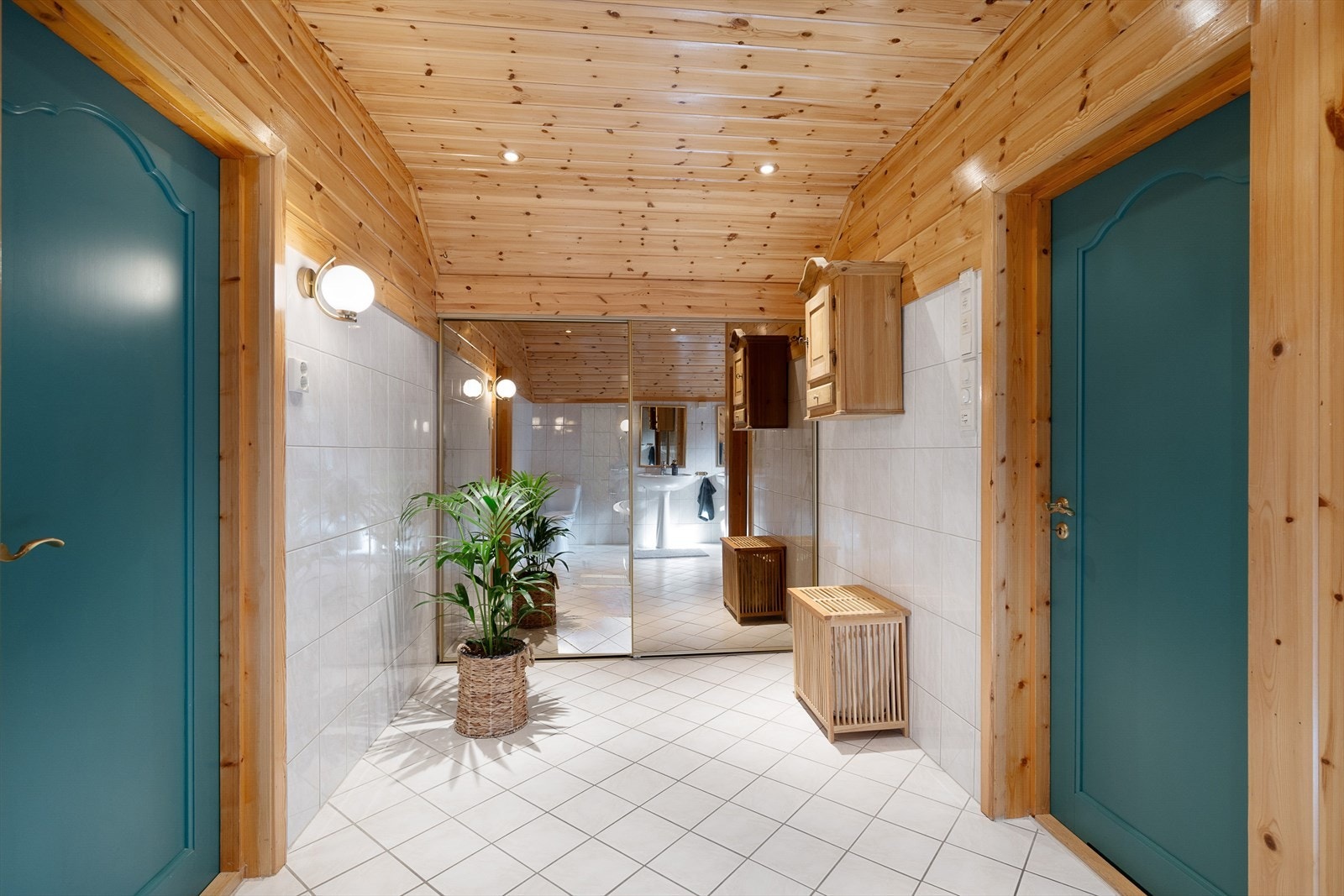 Badet i øverste etasje har skyvedører med speil. Galleribilde