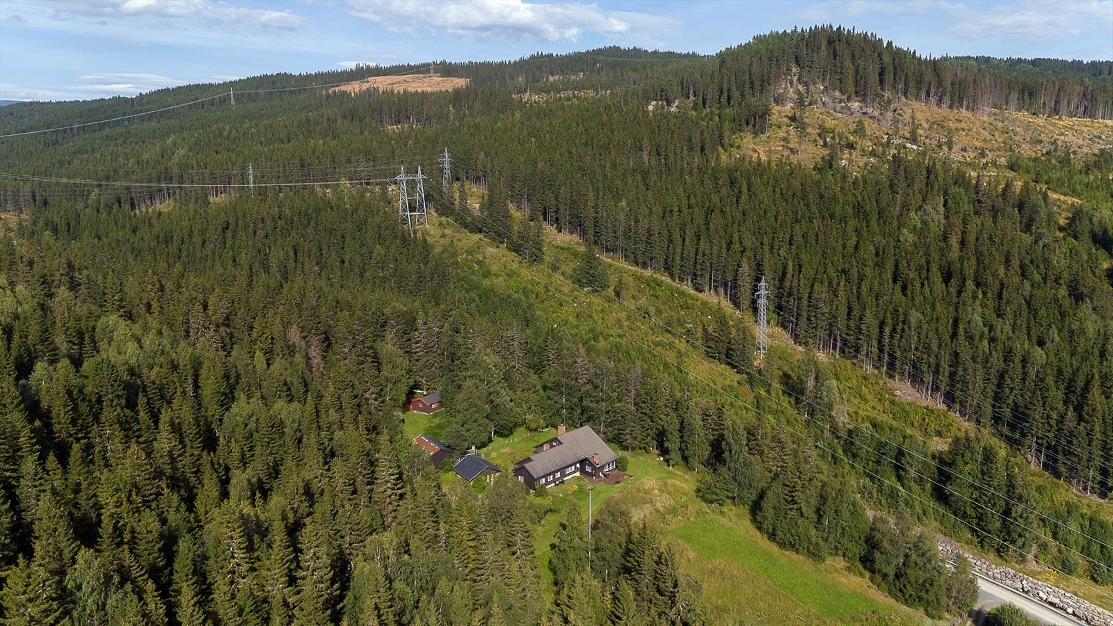 Eiendommen er beliggende bare noen kilometer opp for sentrum av Lillehammer. Galleribilde