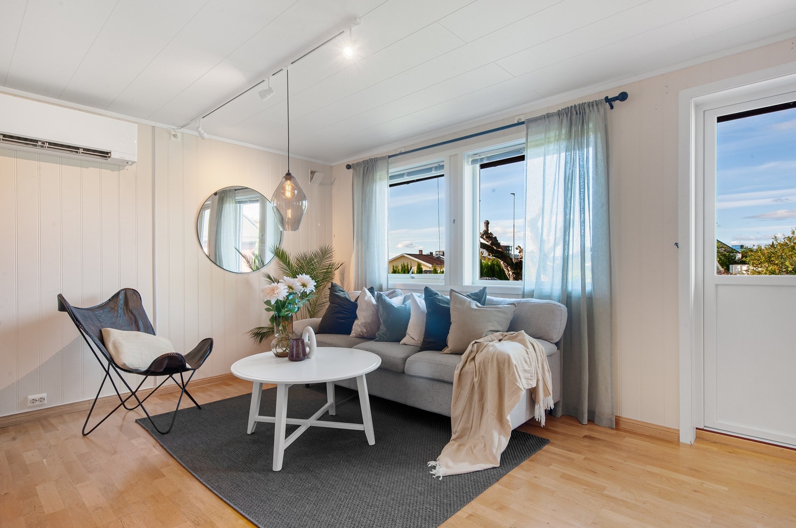 I tillegg til vedfyring, er det vannbåren gulvvarme i første etasje og en nyere luft-til-luft varmepumpe. Galleribilde