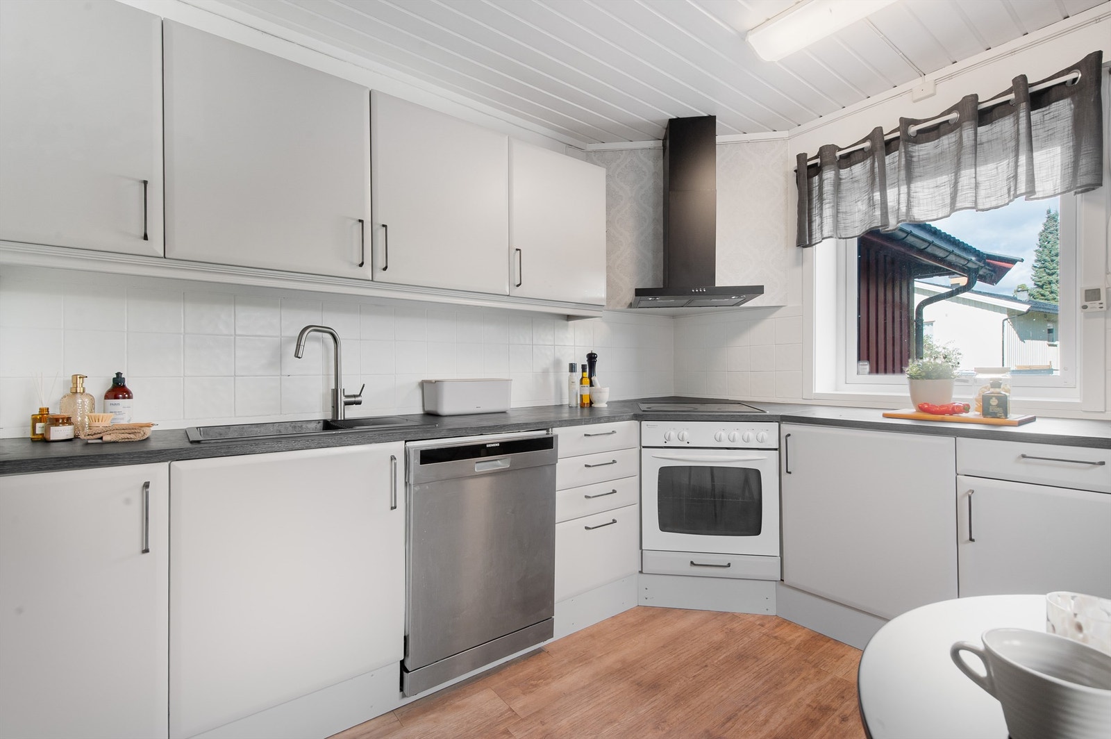 Innredningen har glatte fronter og laminert benkeplate, oppgradert i 2021. Galleribilde