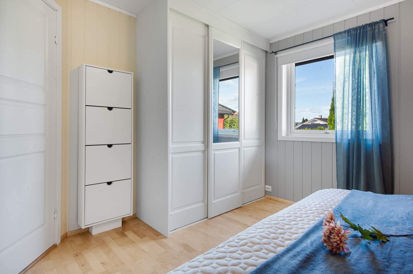 Rommet har god plass til dobbeltseng og garderobeløsning. Galleribilde