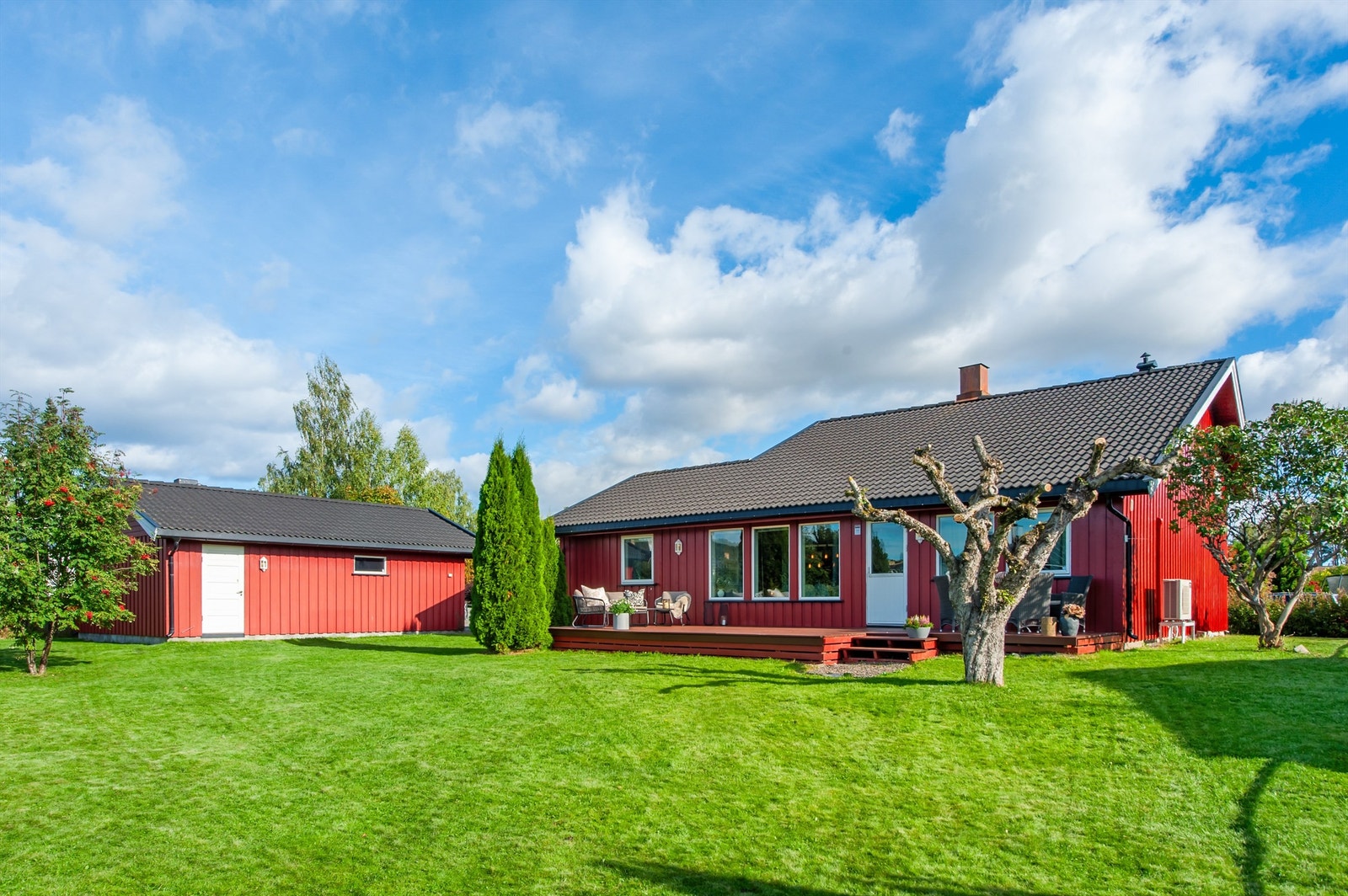 Eiendommen ligger i et etablert boligområde med hovedsakelig eneboliger. Galleribilde
