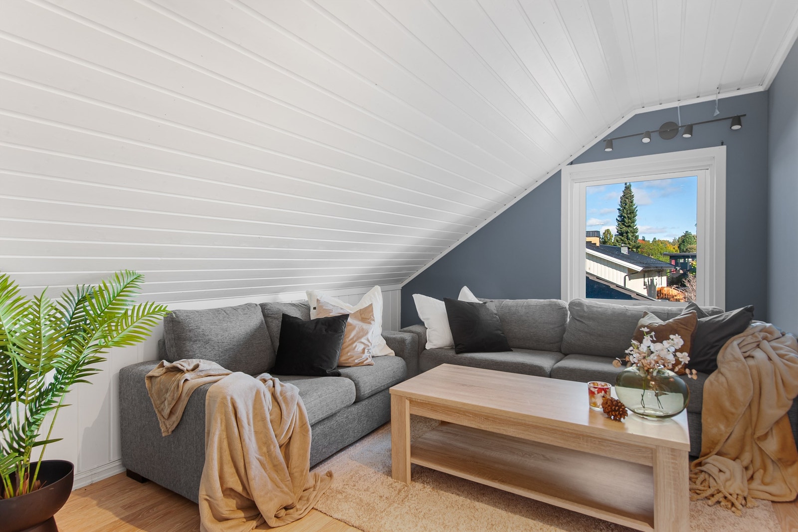 Et av to soverom i 2. etasje som er innredet som en koselig loftstue. Galleribilde