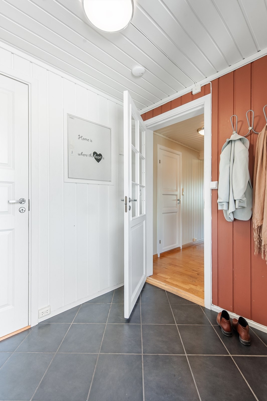 Velkommen inn i en praktisk entré med flislagt gulv. Galleribilde