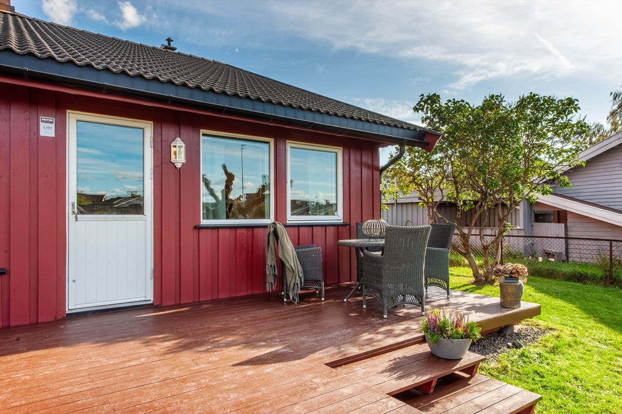 Terrassen har enkel adkomst til hagen. Galleribilde