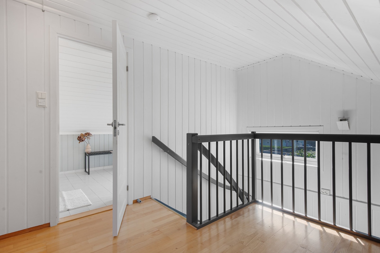 Vi tar trappen opp til andre etasje, som leder til en romslig gang. Galleribilde