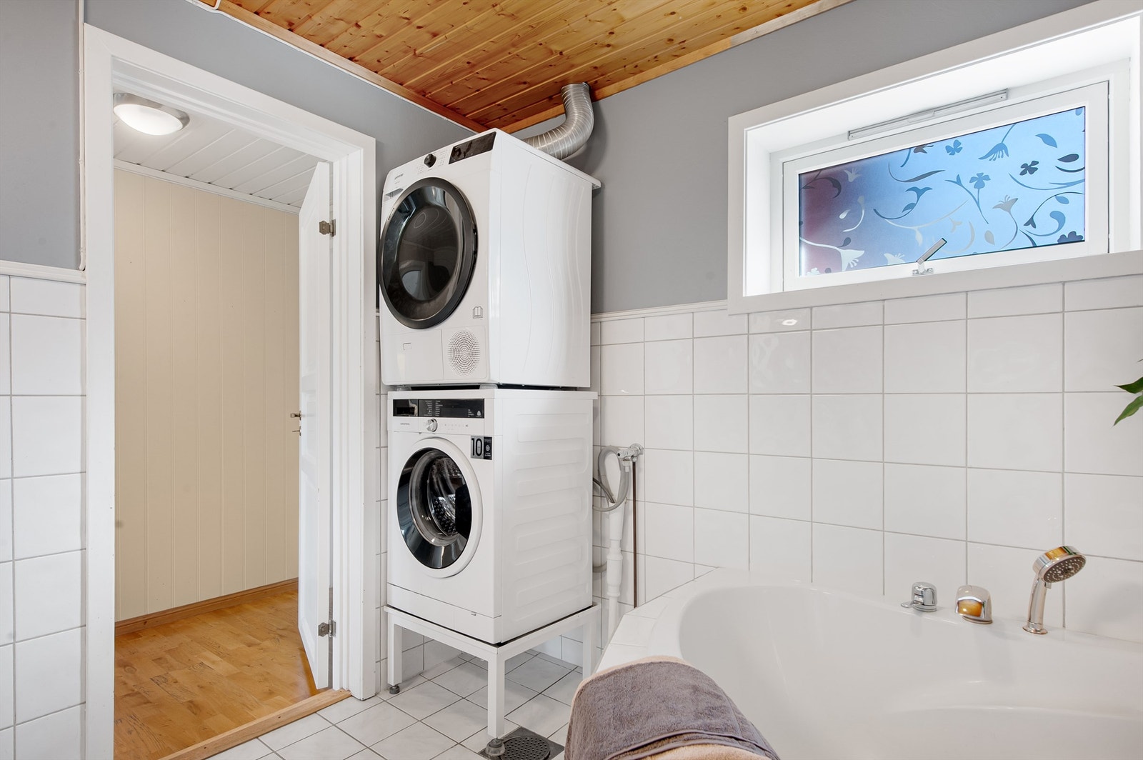 Her er det også opplegg for vaskemaskin og tørketrommel. Gulvet har varmekabler. Galleribilde