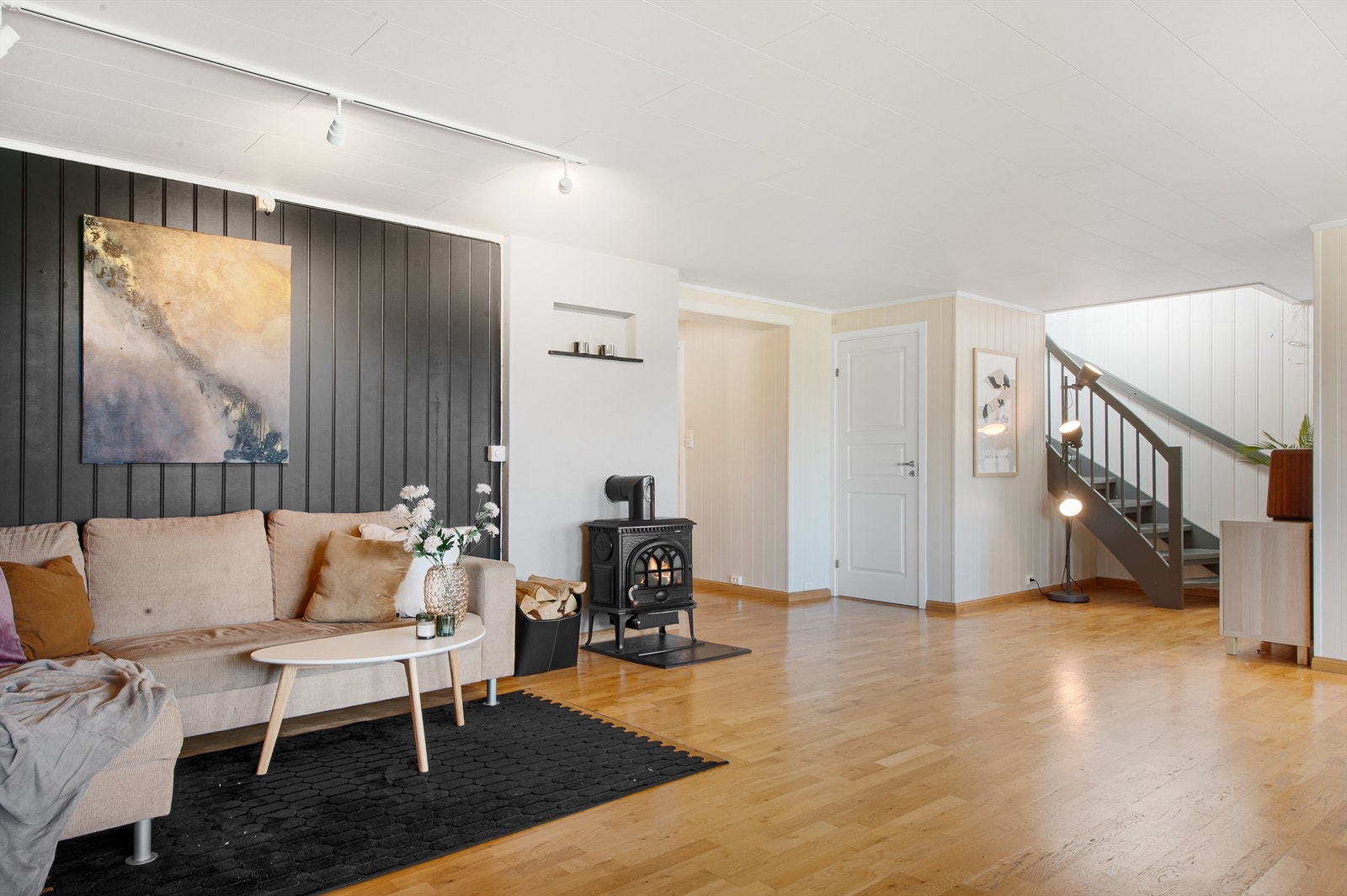 Den åpne planløsningen skaper en god flyt mellom stuens ulike soner og resten av etasjen. Galleribilde