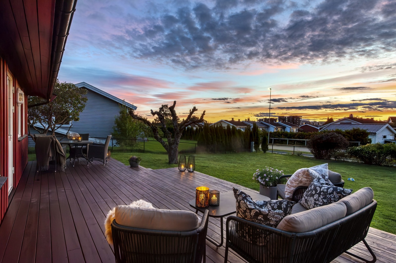 Fra terrassen har man god oversikt over hagen og nærområdet. Galleribilde