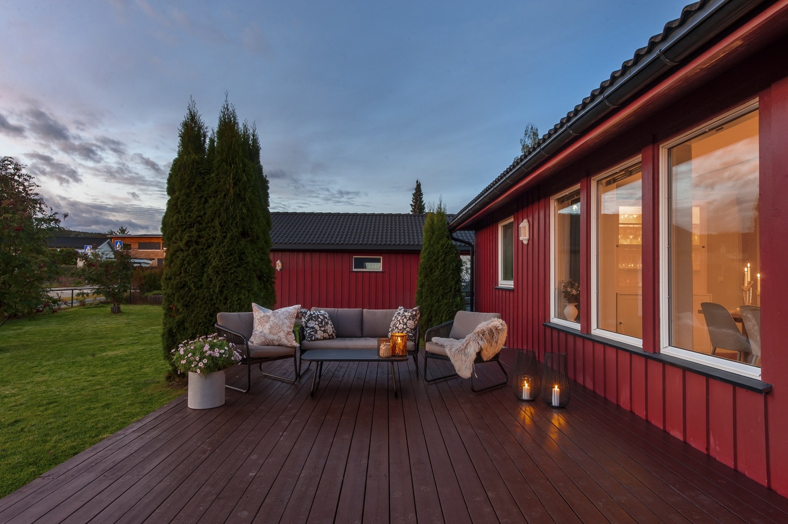 Tomten er relativt flat med plen og variert beplantning. Galleribilde