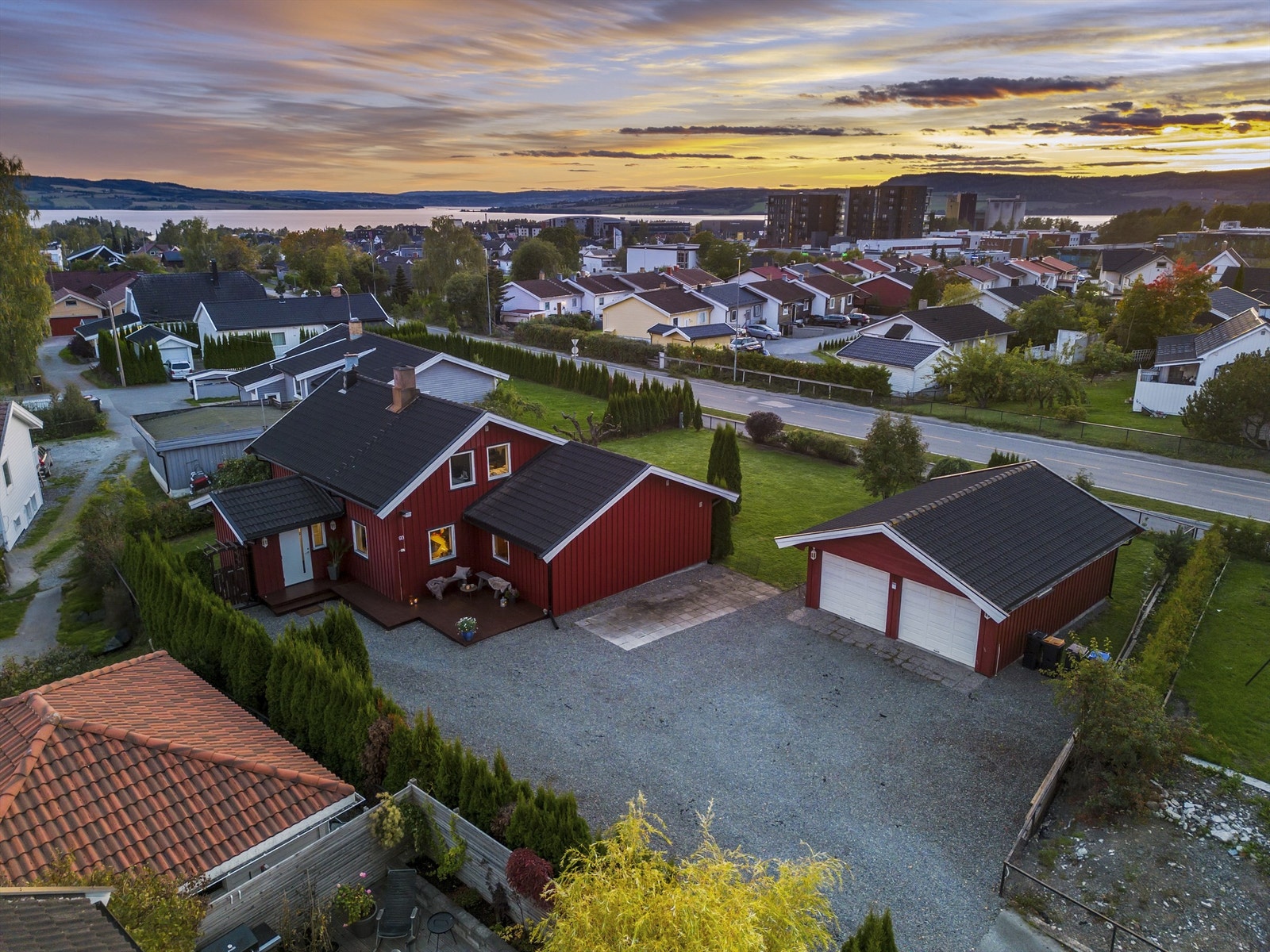 Med kort vei til skoler, barnehager og servicetilbud er dette et praktisk sted å bo. Galleribilde