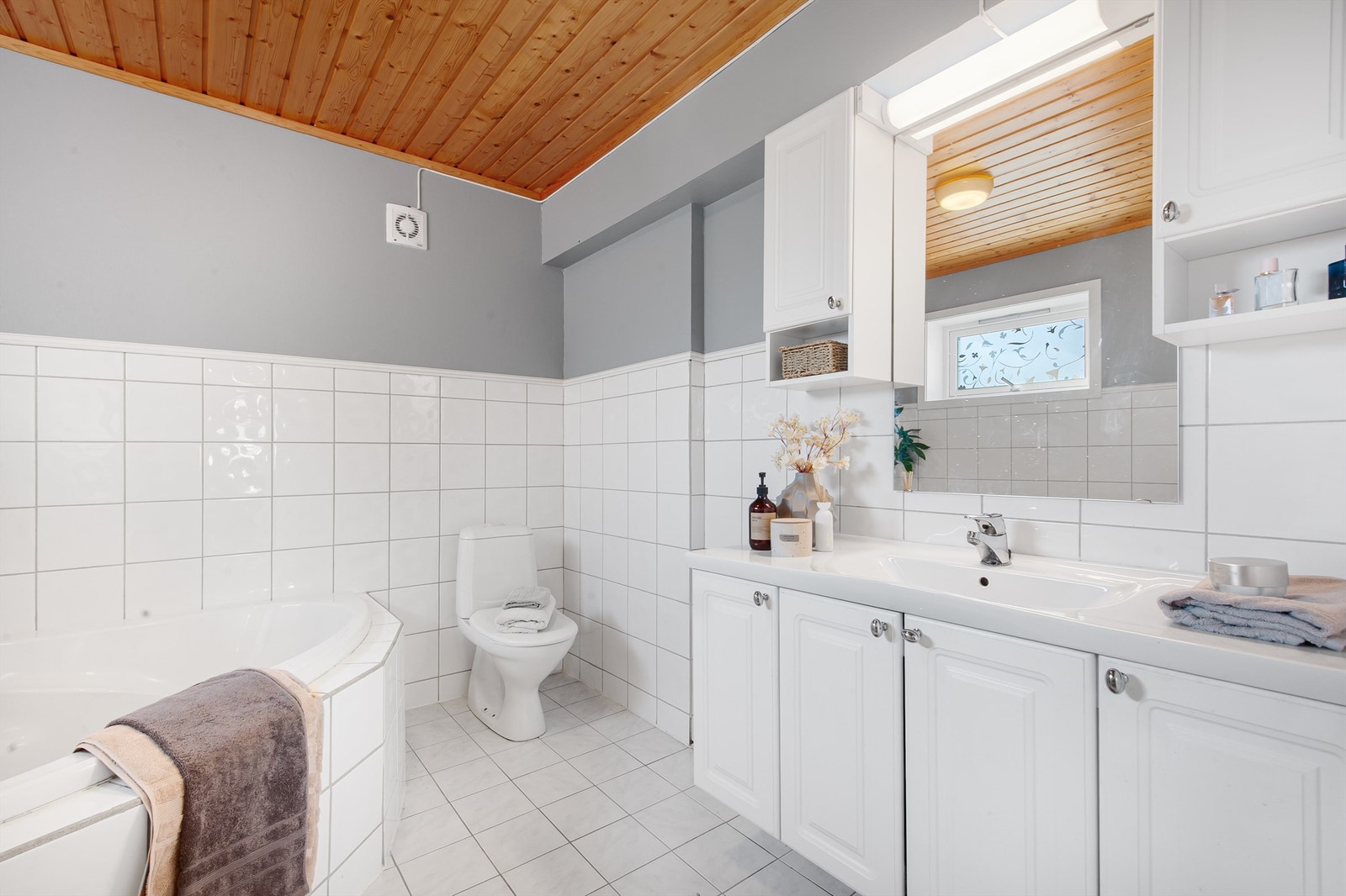 Badet i første etasje er utstyrt med innmurt badekar, toalett og servant med innredning. Galleribilde